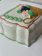 Vintažinė sieninė dekoracija – gėlių ir uogų pintinė