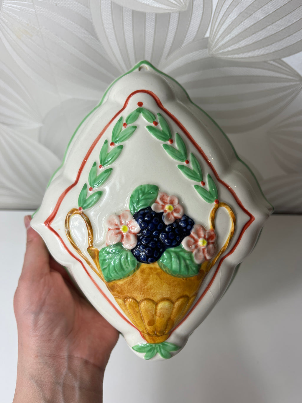 Vintažinė sieninė dekoracija – gėlių ir uogų pintinė