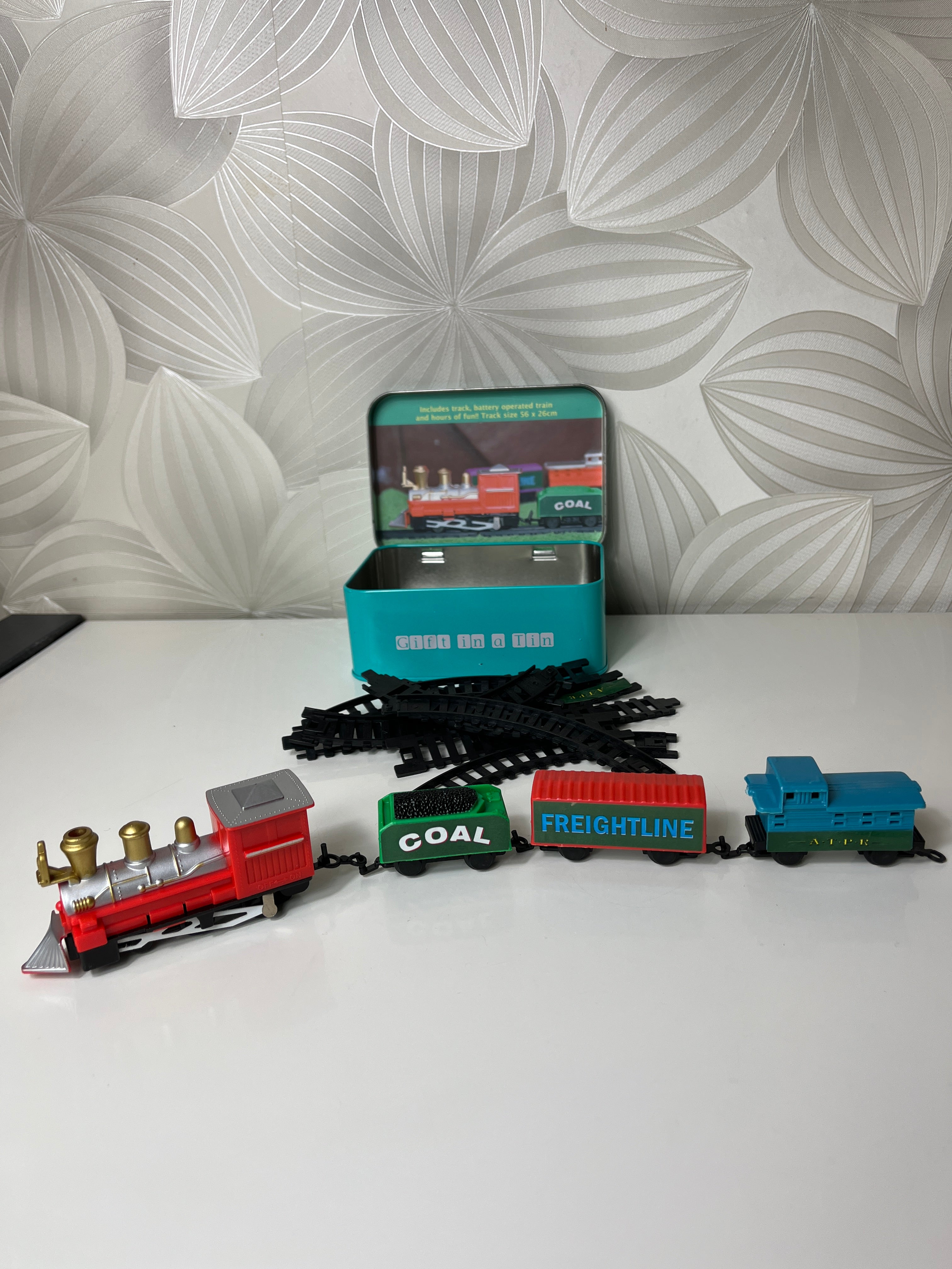 Traukinukas su bėgiais „Gift in a Tin“