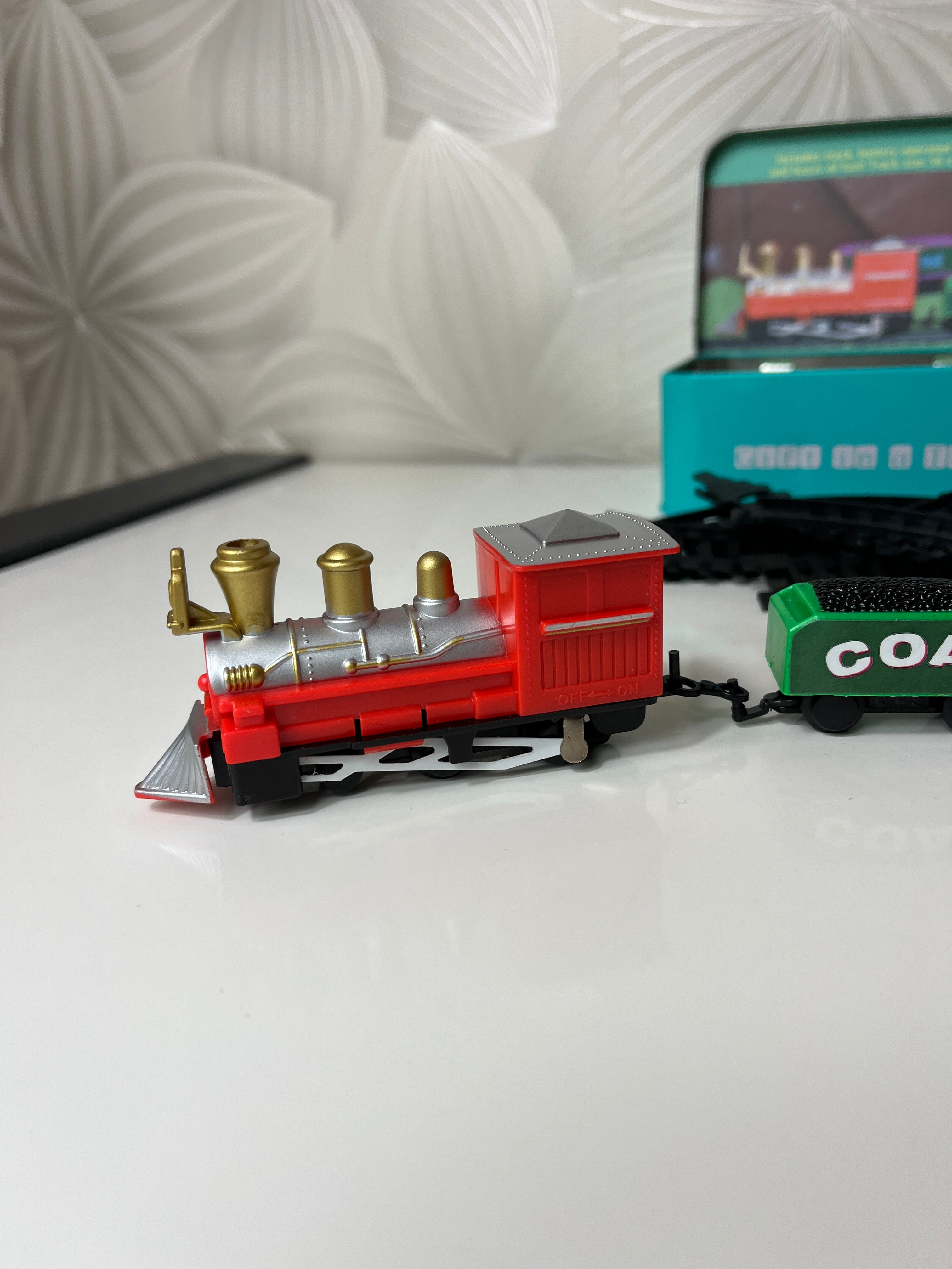 Traukinukas su bėgiais „Gift in a Tin“