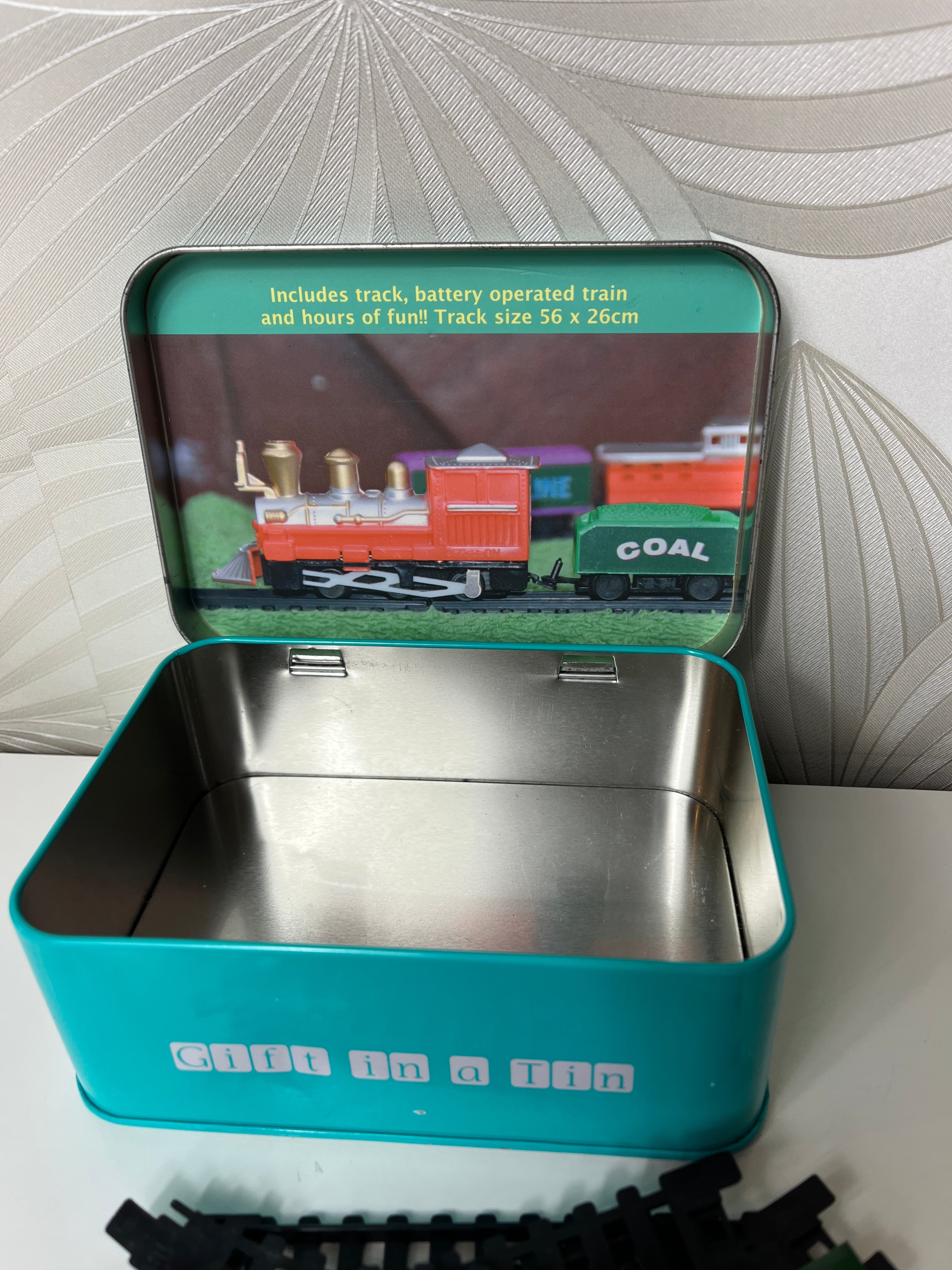 Traukinukas su bėgiais „Gift in a Tin“