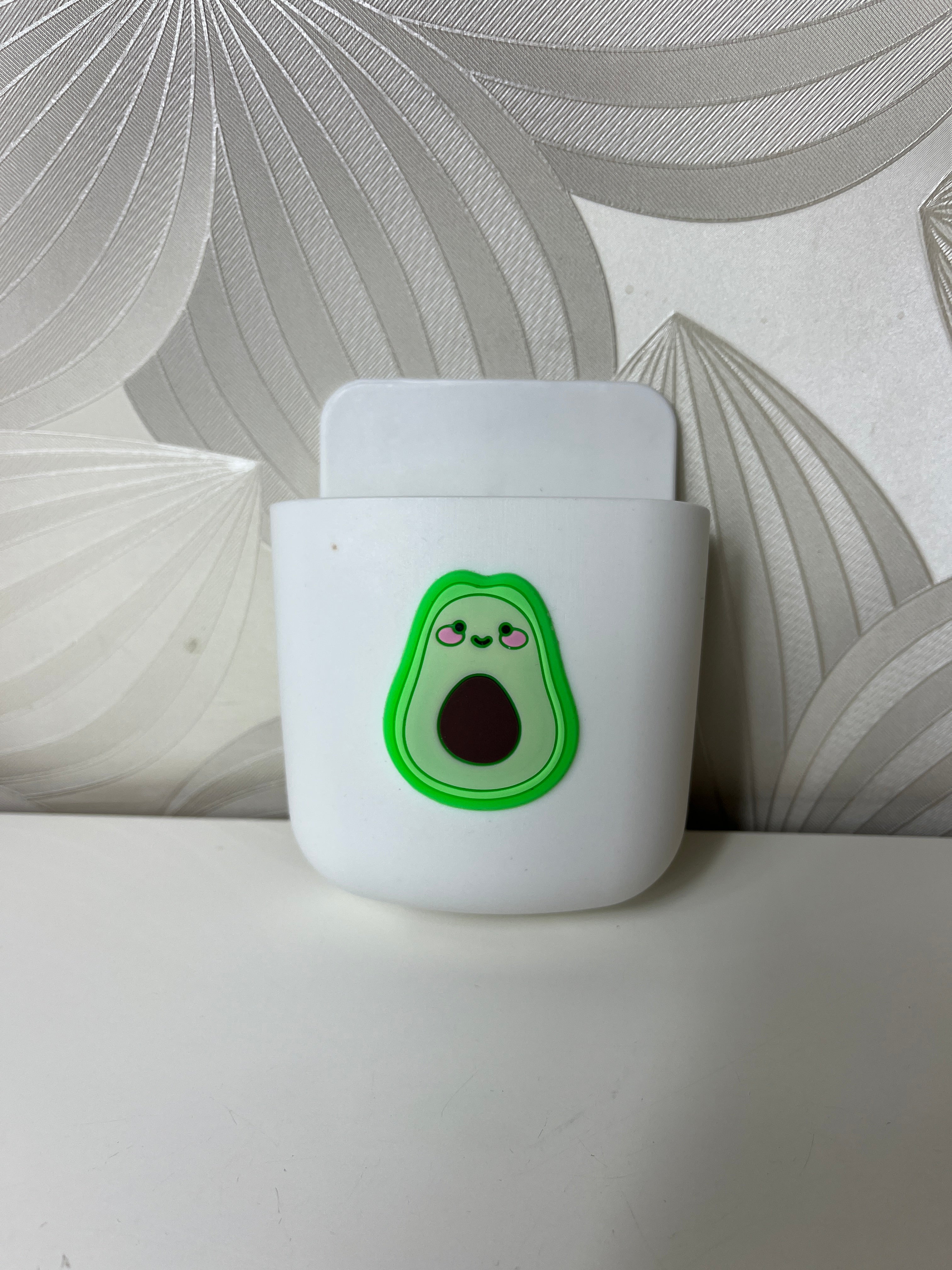 Prie sienos tvirtinamas avokado formos laikiklis