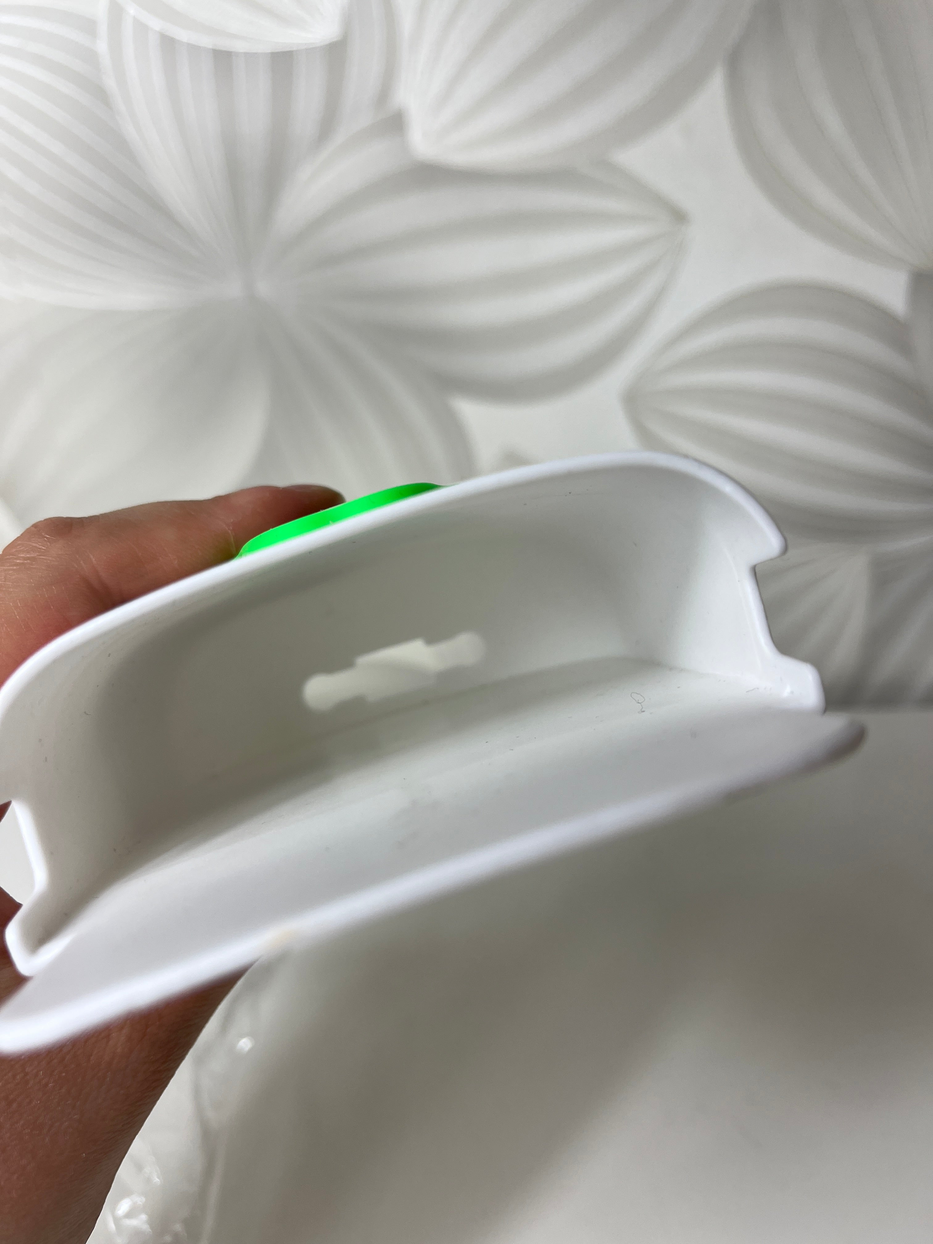 Prie sienos tvirtinamas avokado formos laikiklis