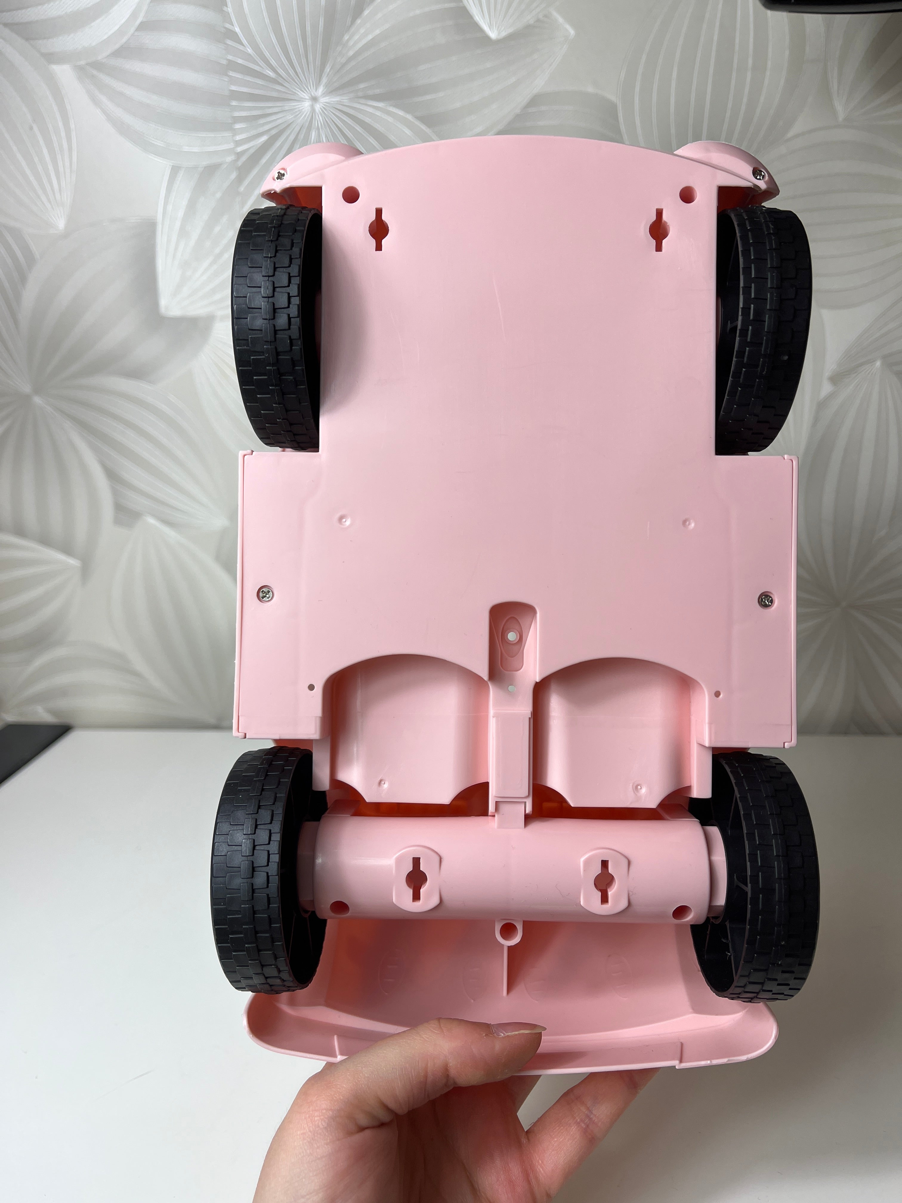 Rožinis žaislinis lėlių automobilis-kabrioletas