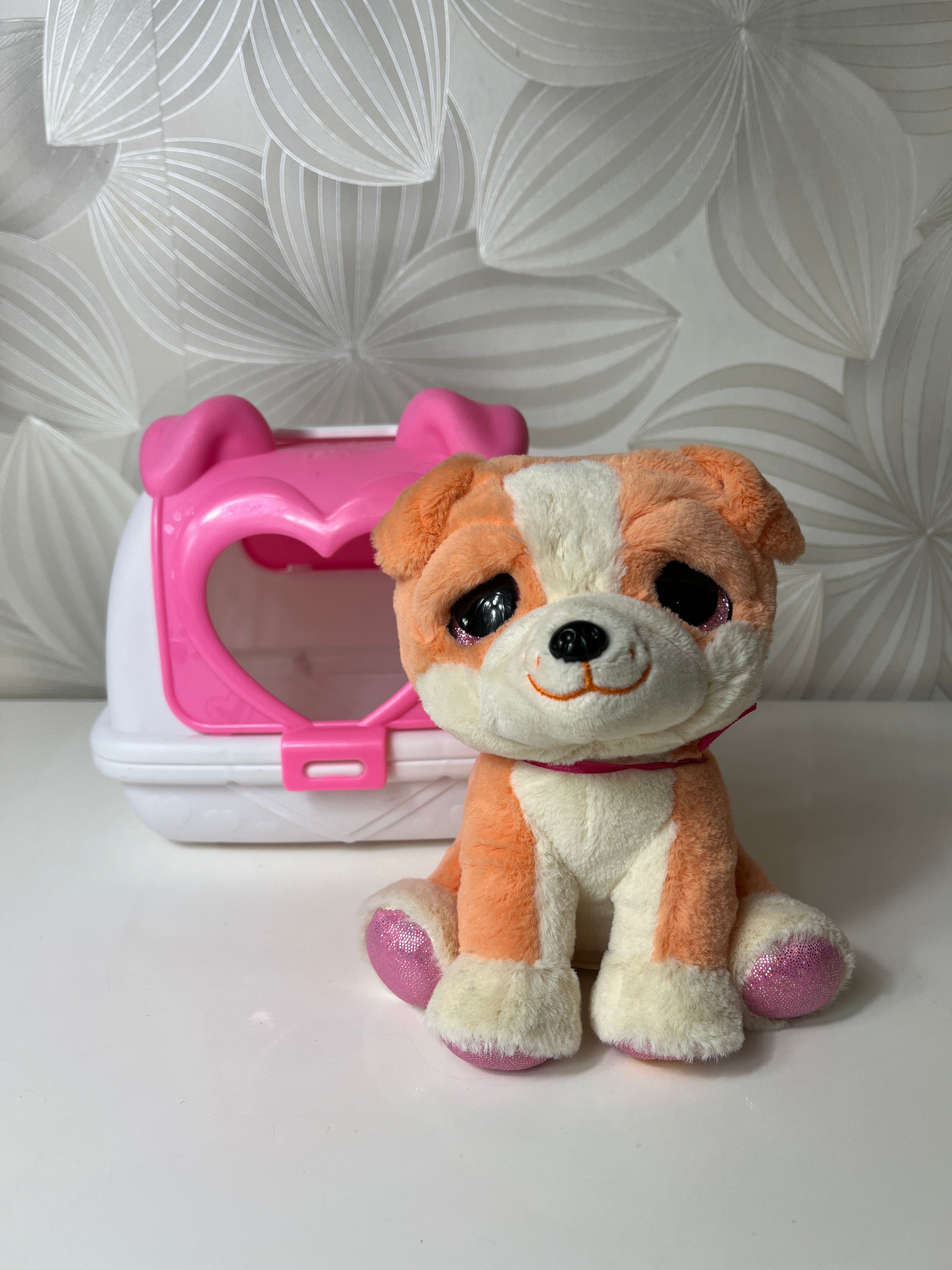 Pliušinis šuniukas „Pets Alive“ su transportavimo dėže