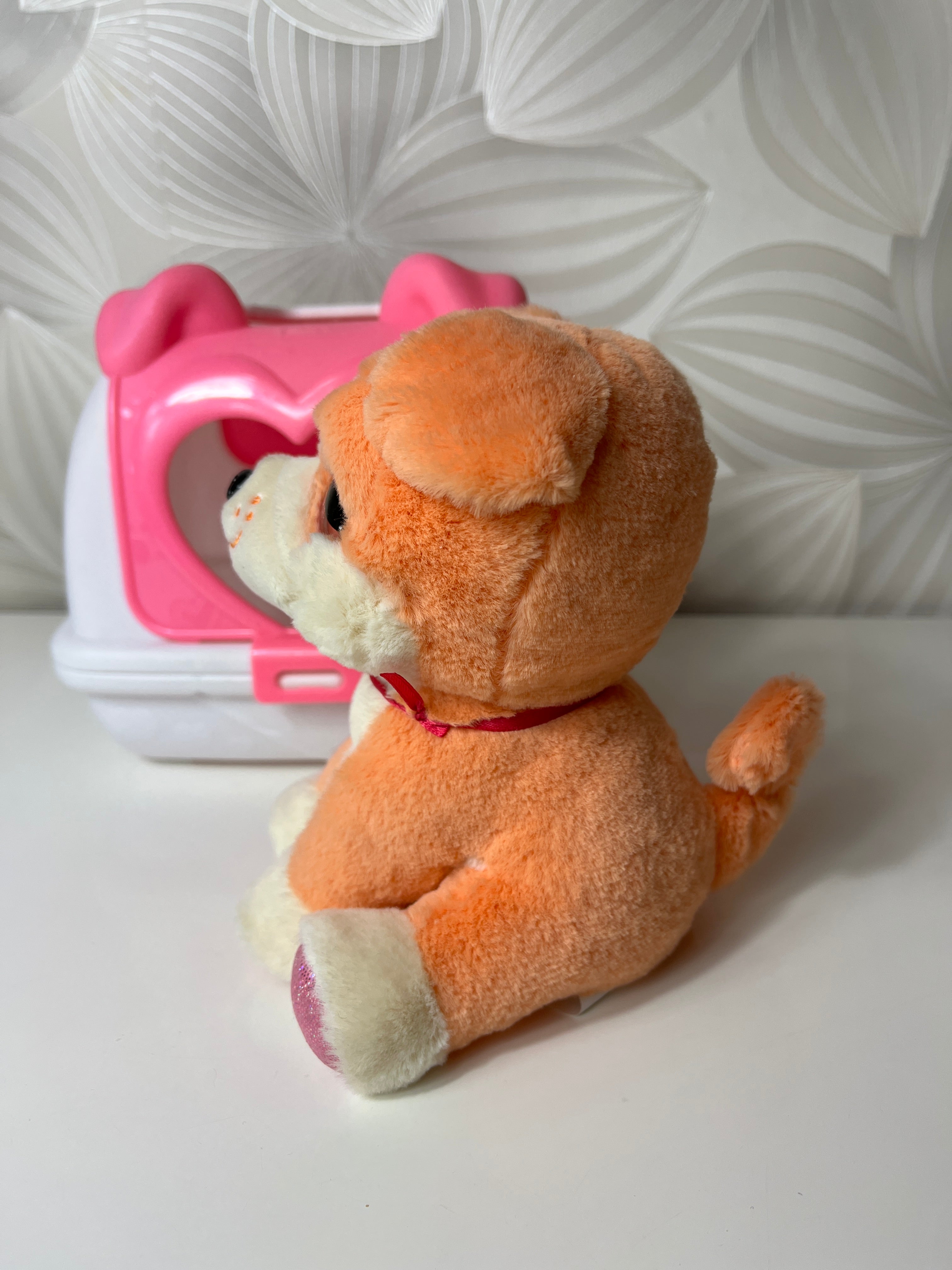 Pliušinis šuniukas „Pets Alive“ su transportavimo dėže