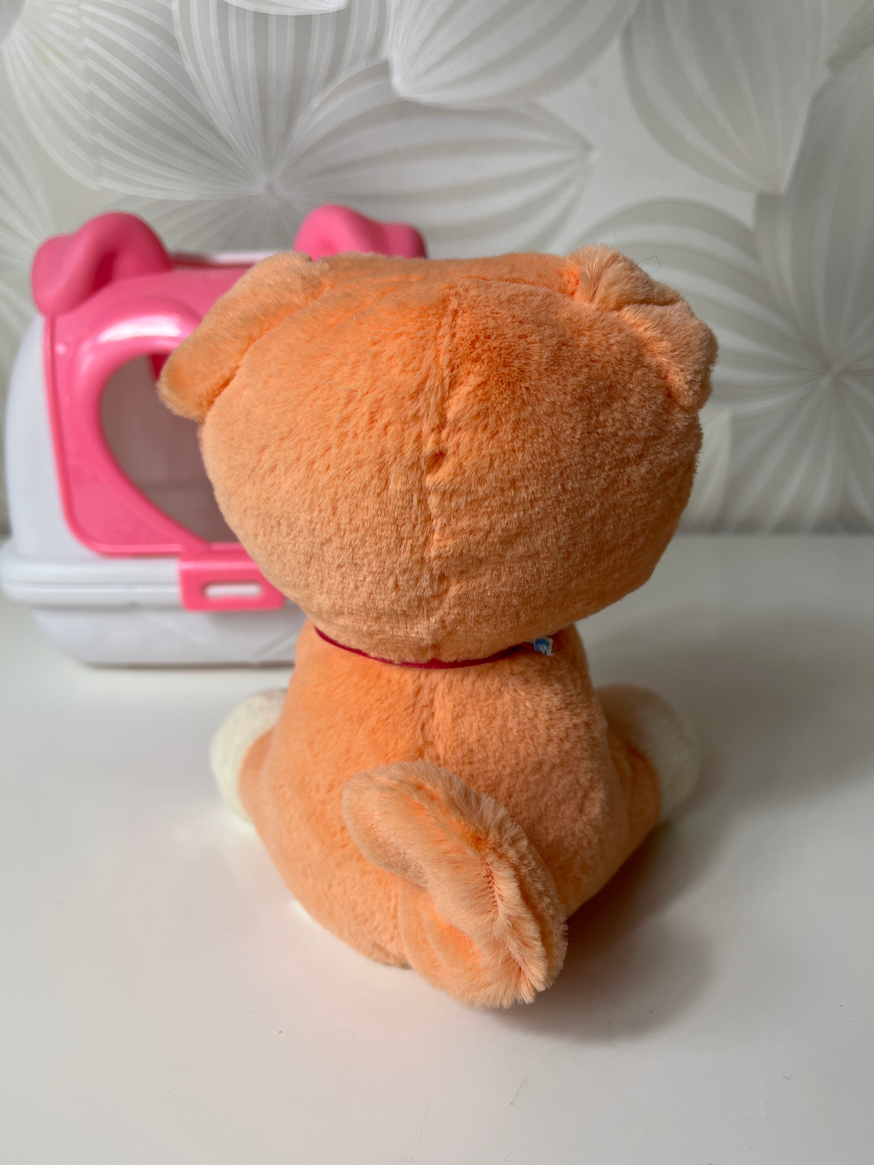 Pliušinis šuniukas „Pets Alive“ su transportavimo dėže