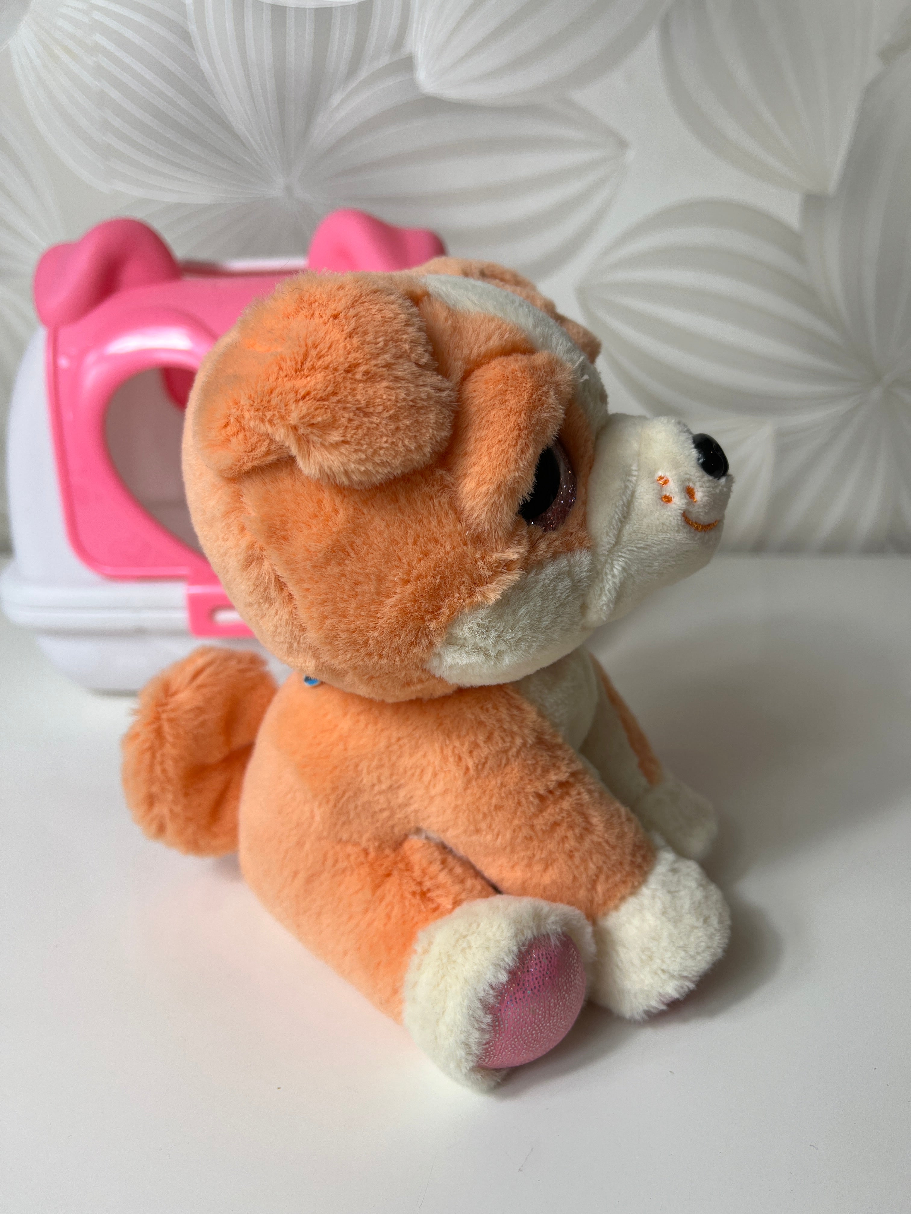 Pliušinis šuniukas „Pets Alive“ su transportavimo dėže