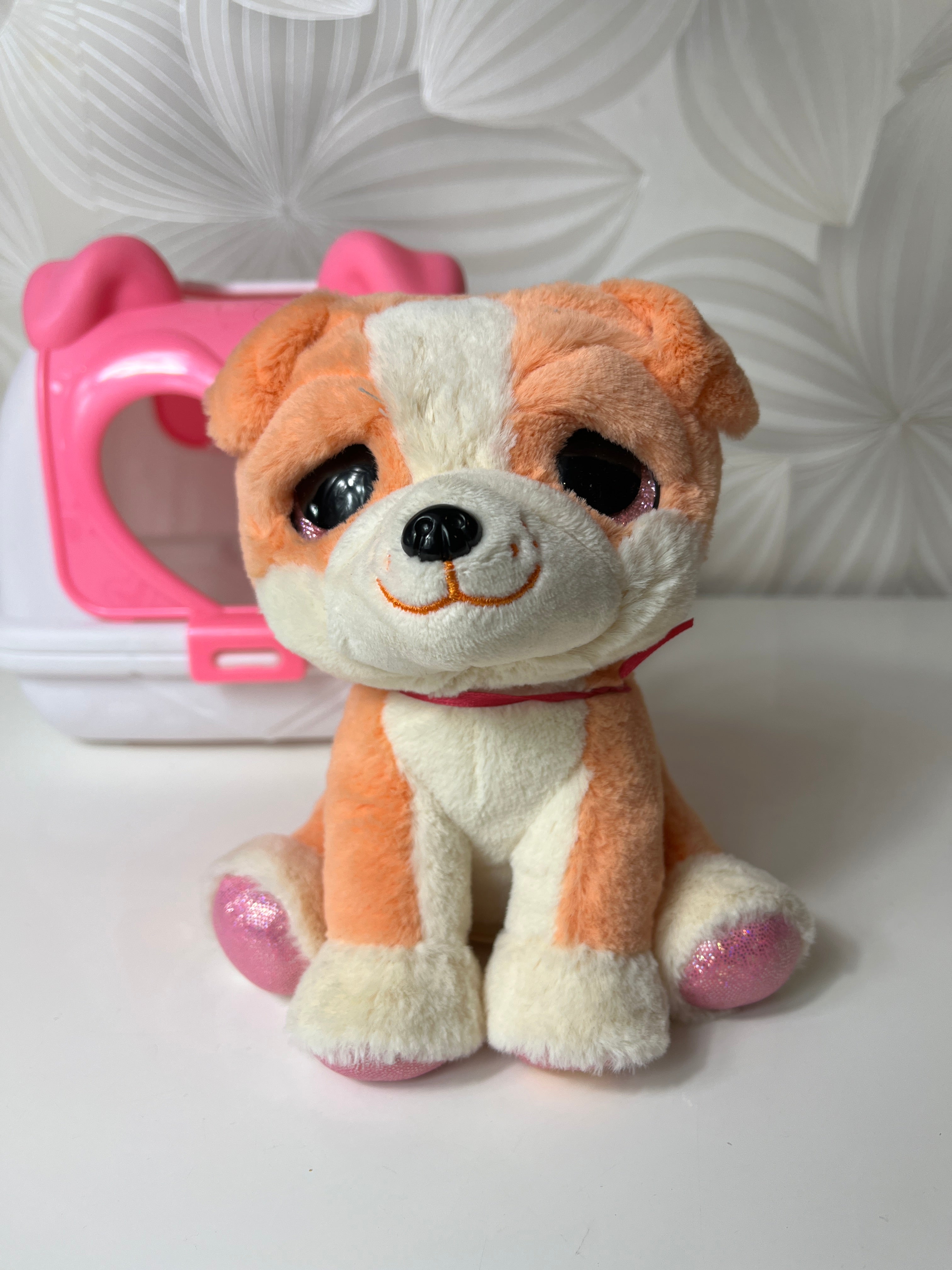 Pliušinis šuniukas „Pets Alive“ su transportavimo dėže