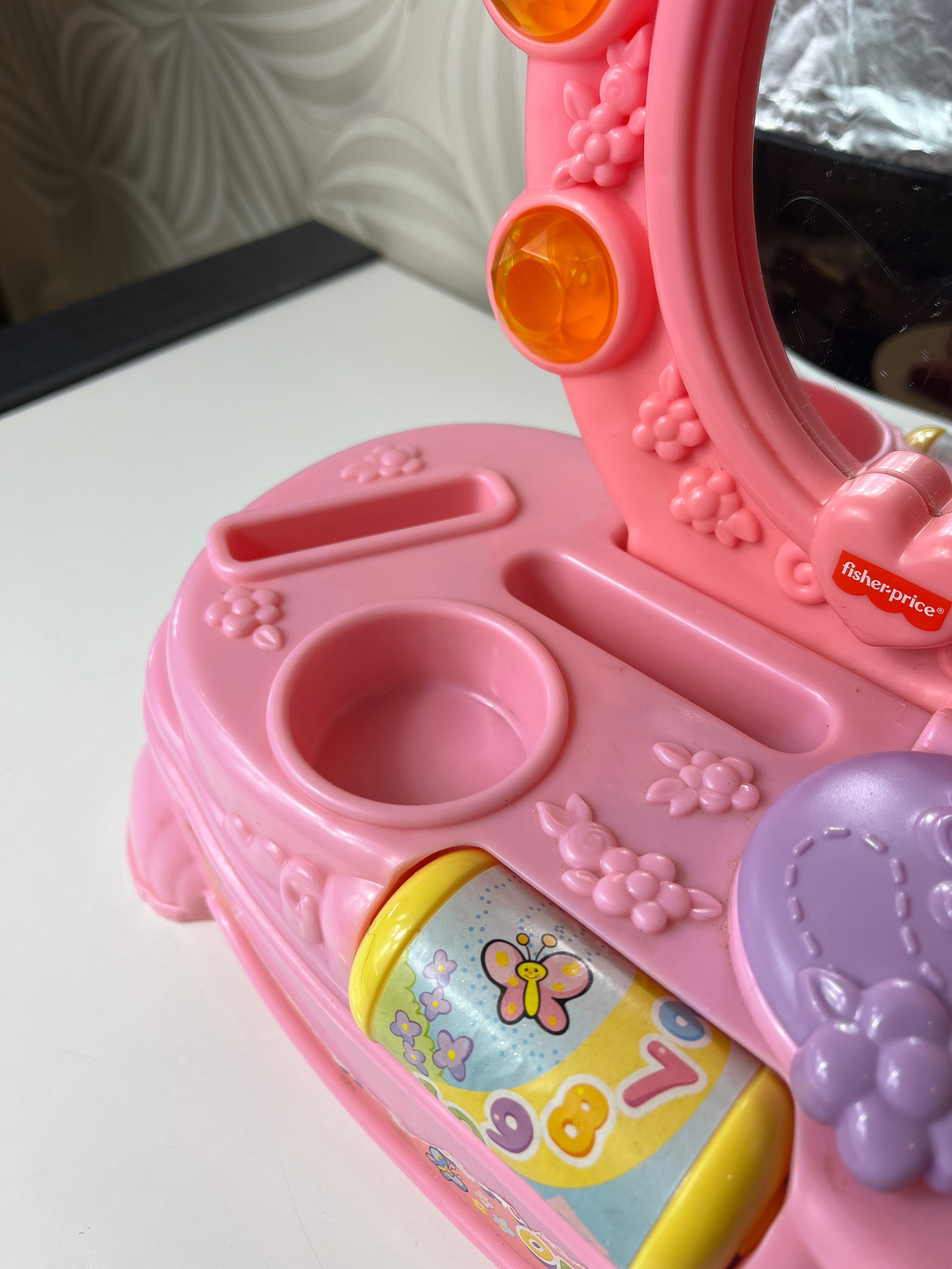Vaikiška kosmetinė–tualetinis staliukas „Fisher-Price“