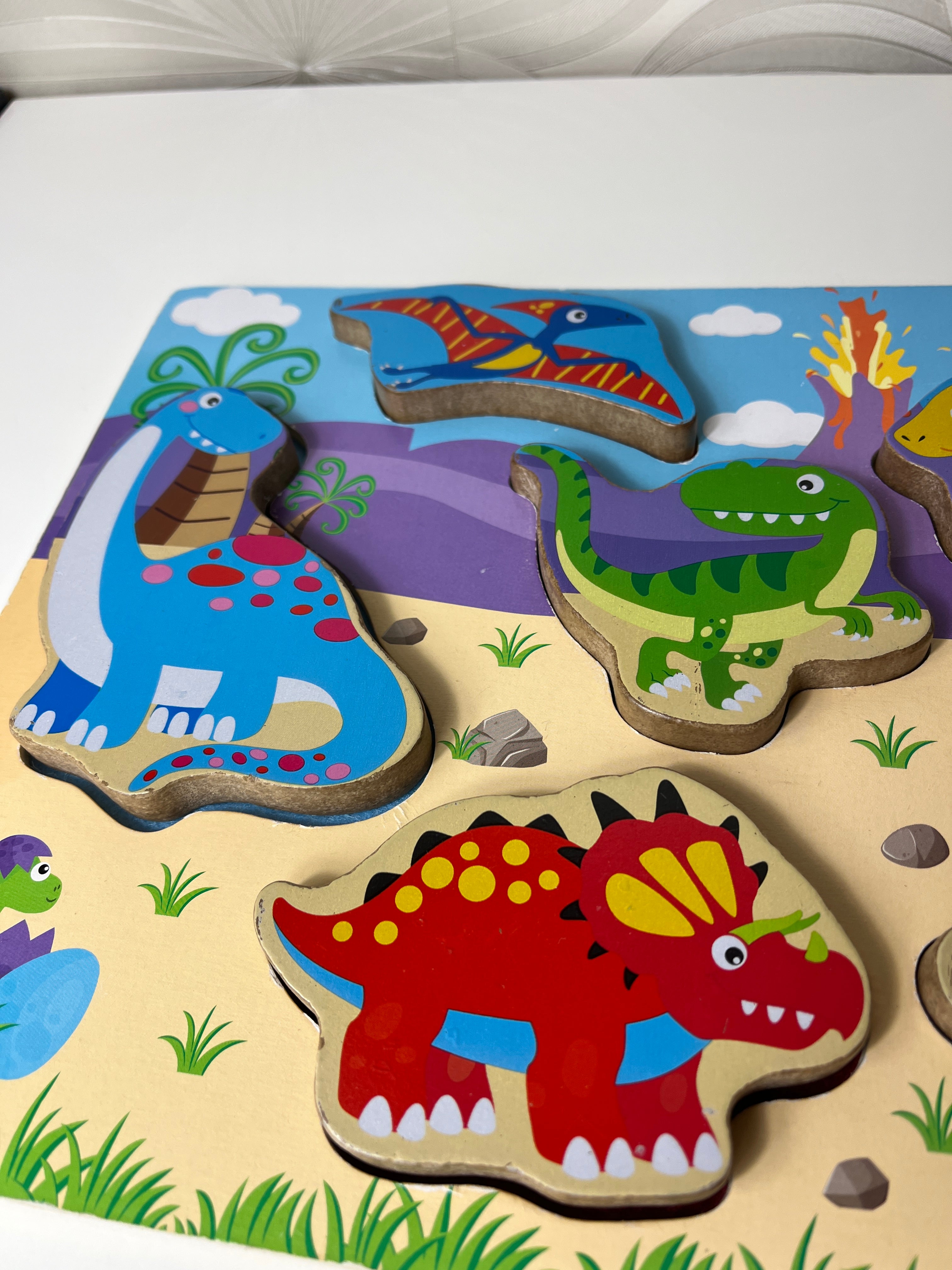 Medinė dėlionė mažiesiems su dinozaurais