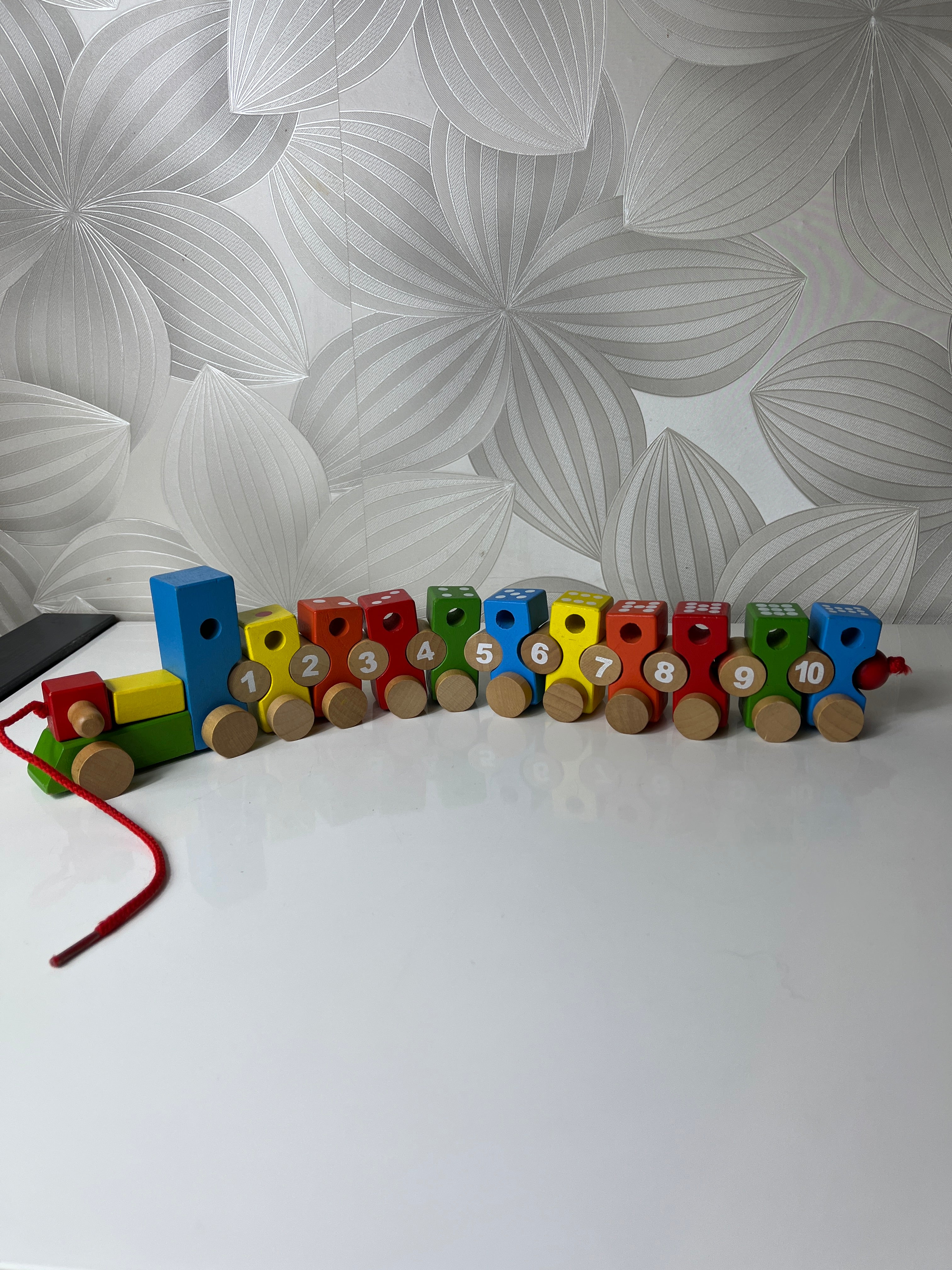 Medinis traukinukas su skaičiais ir virvele