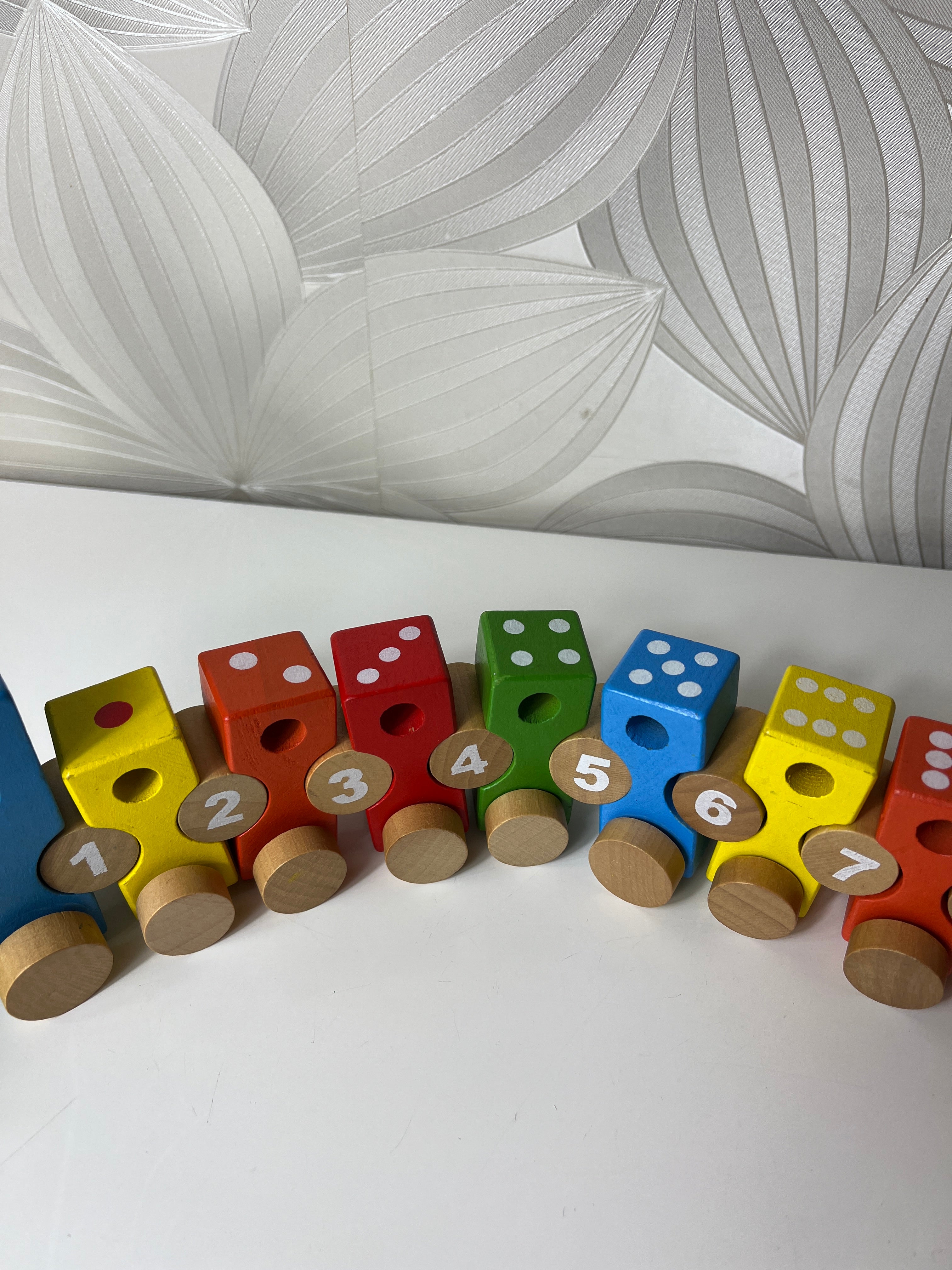 Medinis traukinukas su skaičiais ir virvele