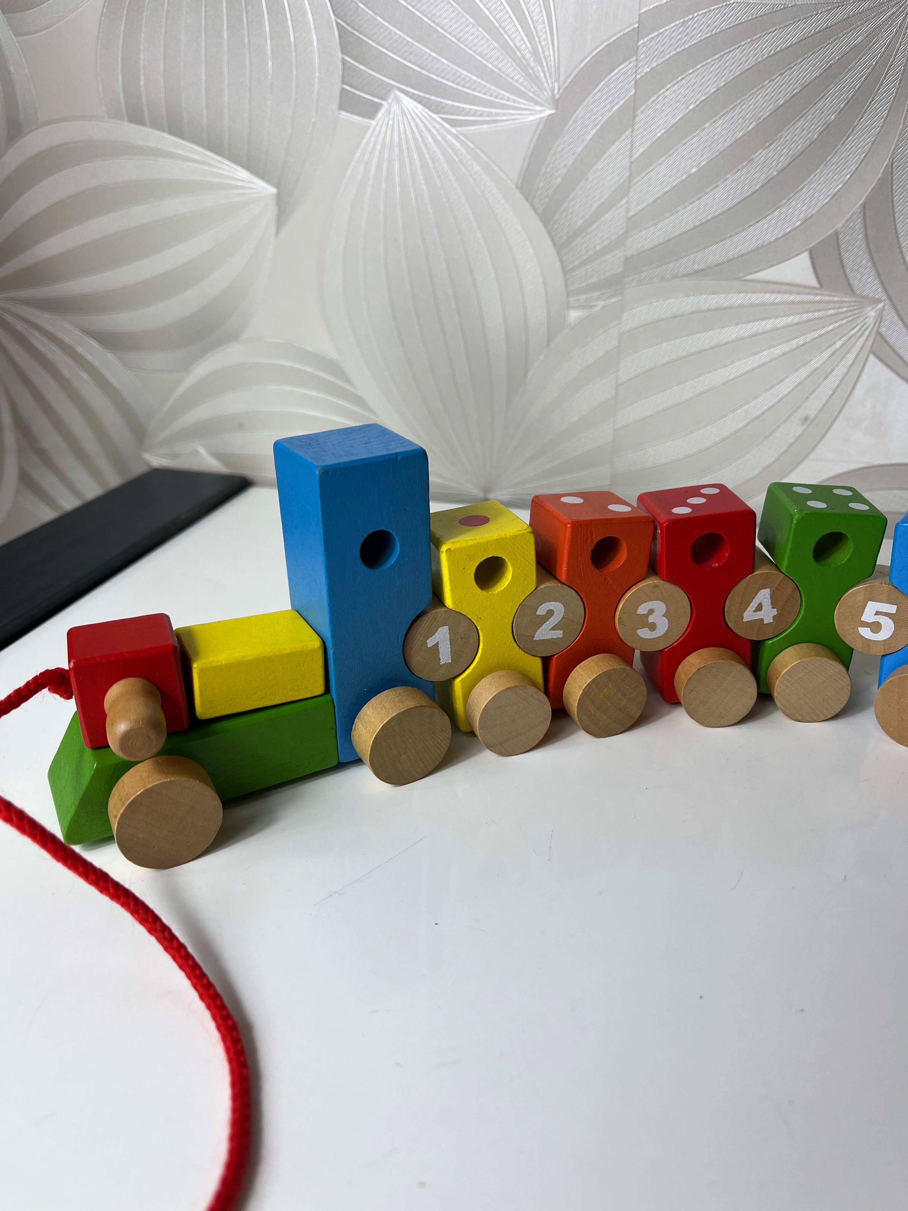 Medinis traukinukas su skaičiais ir virvele