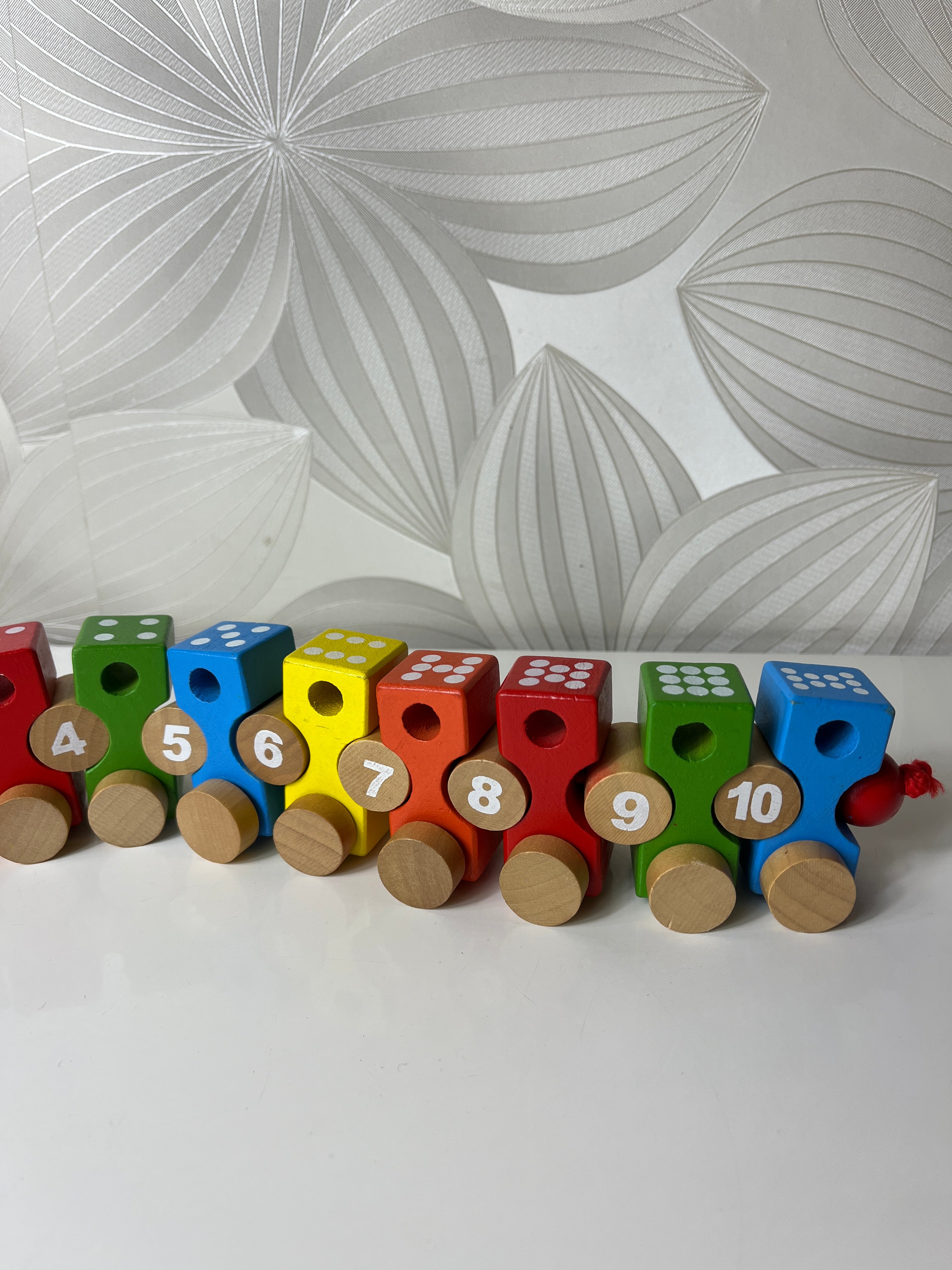 Medinis traukinukas su skaičiais ir virvele