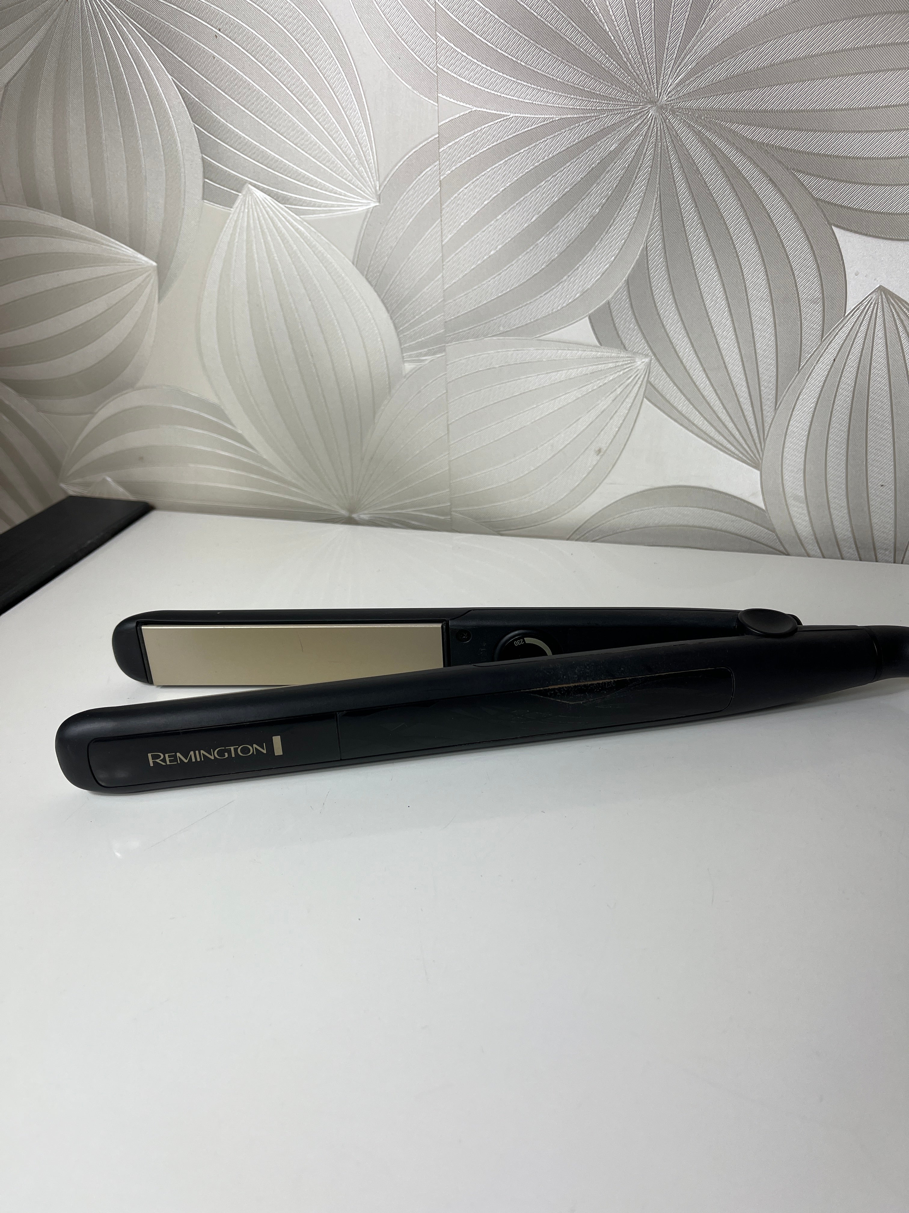 „Remington“ plaukų tiesintuvas