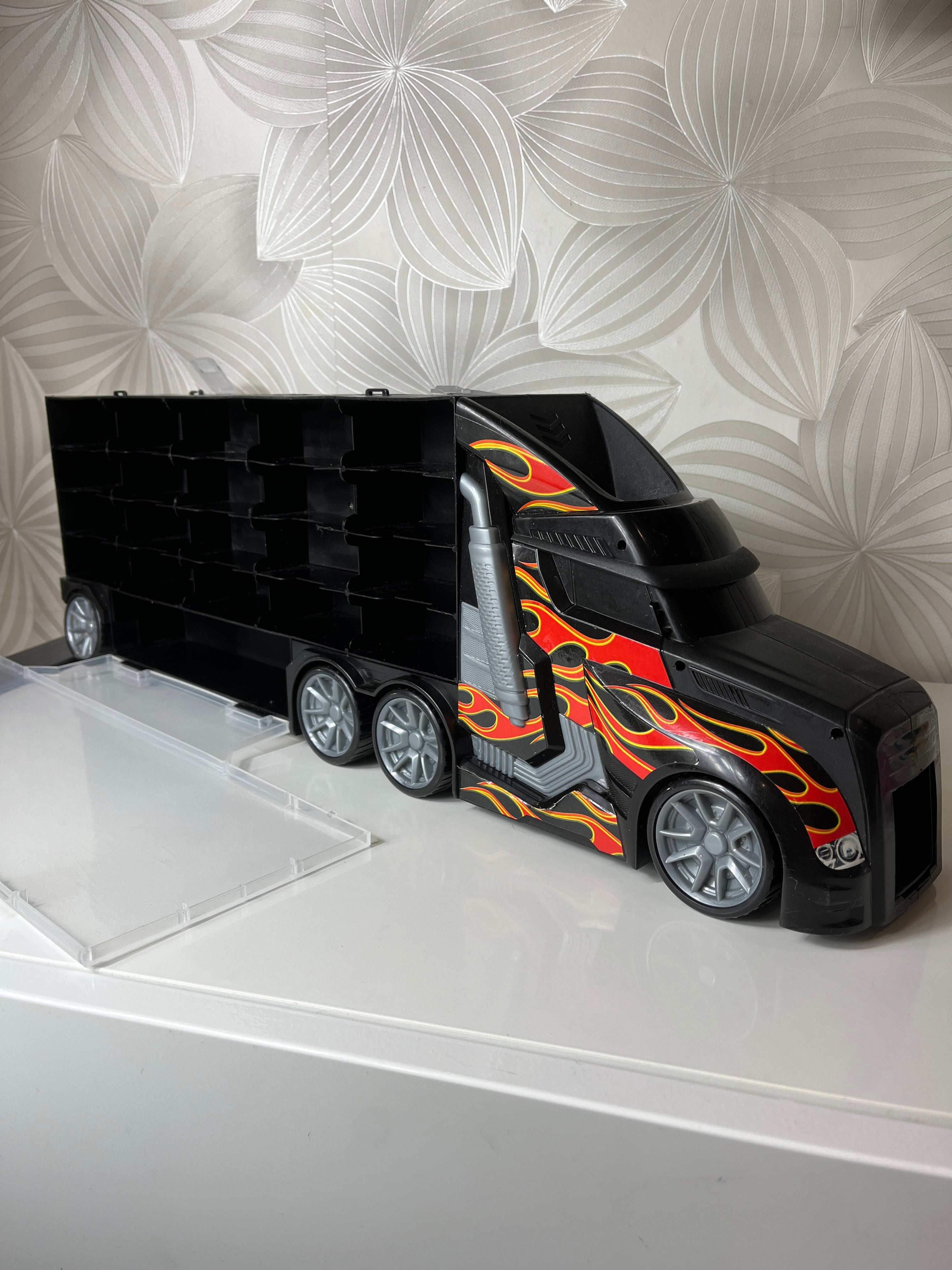 Žaislinis sunkvežimis - „Hot Wheels“ modeliukų garažas