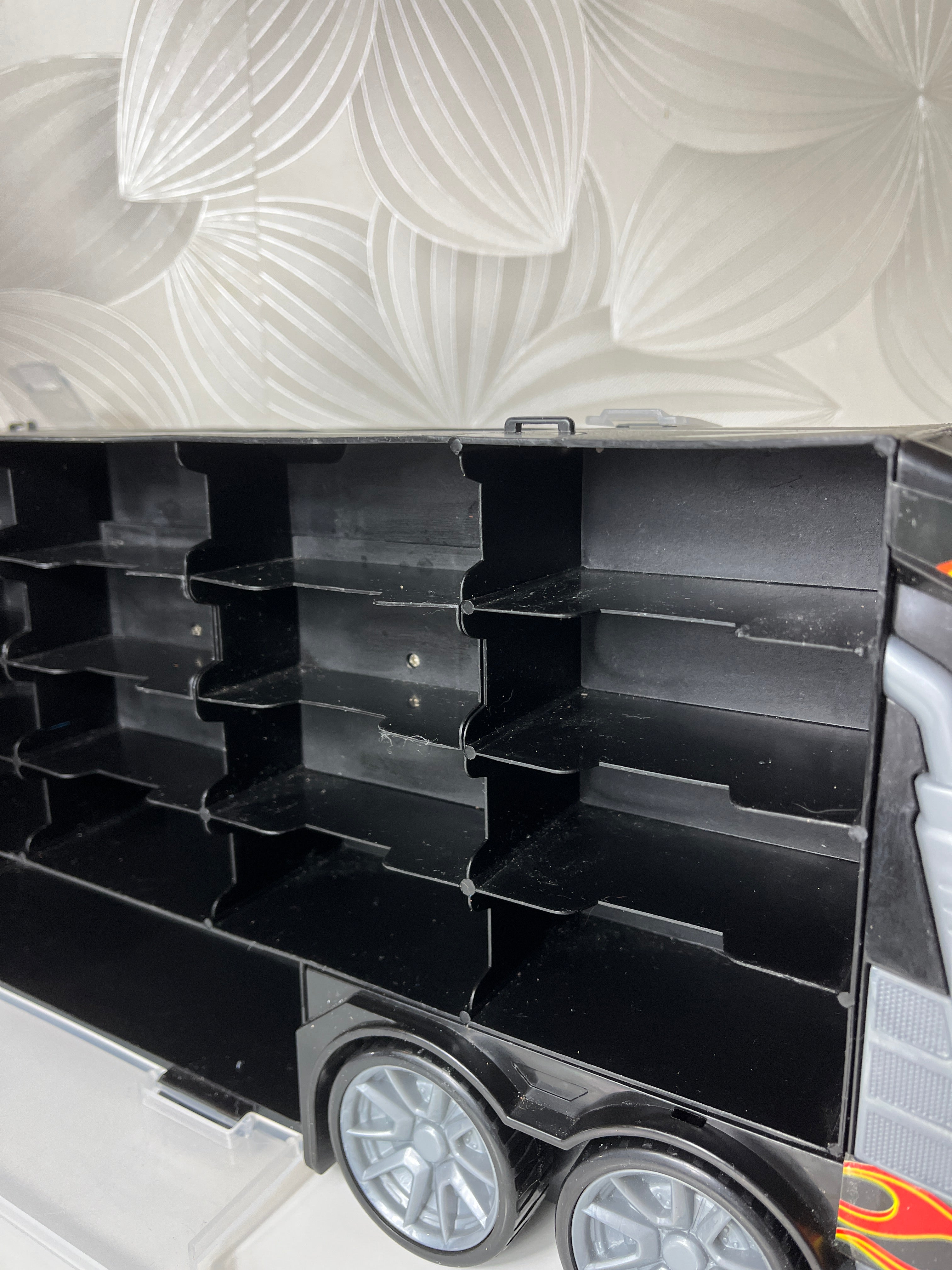 Žaislinis sunkvežimis - „Hot Wheels“ modeliukų garažas