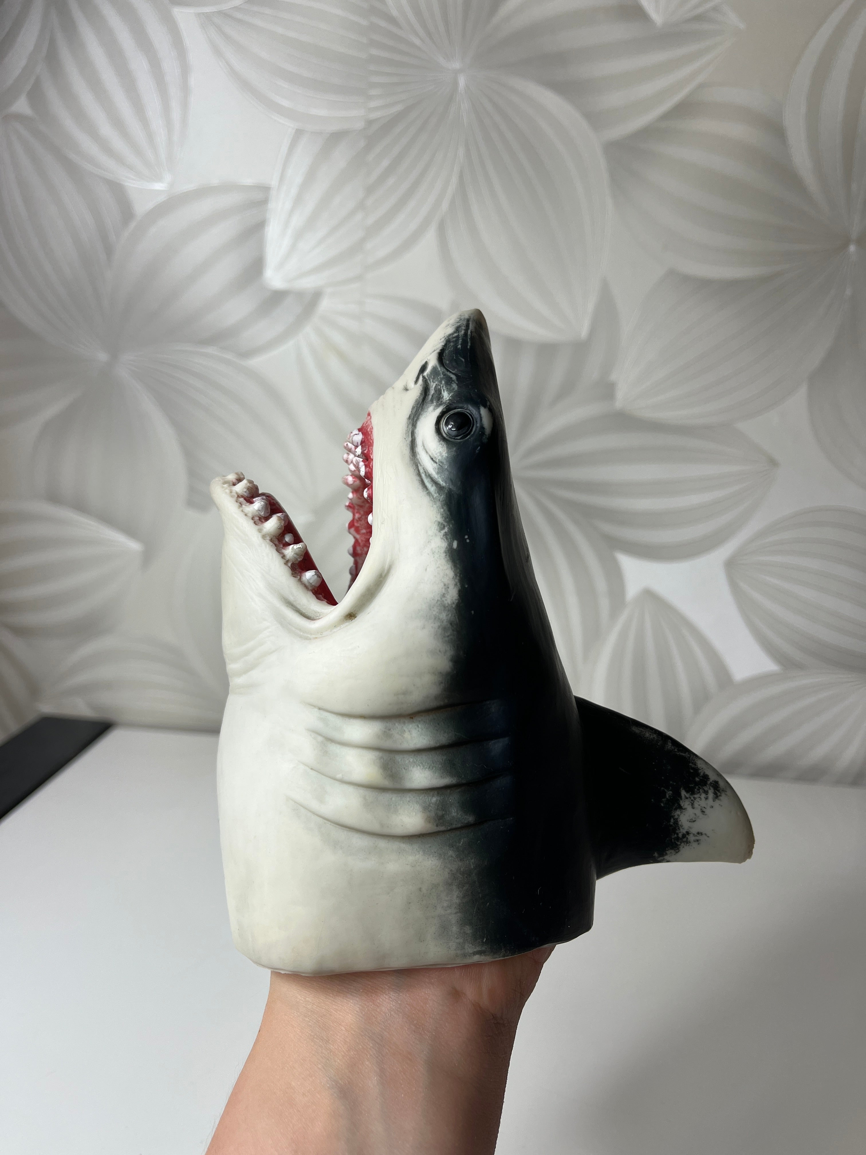 Rankos lėlė - ryklys