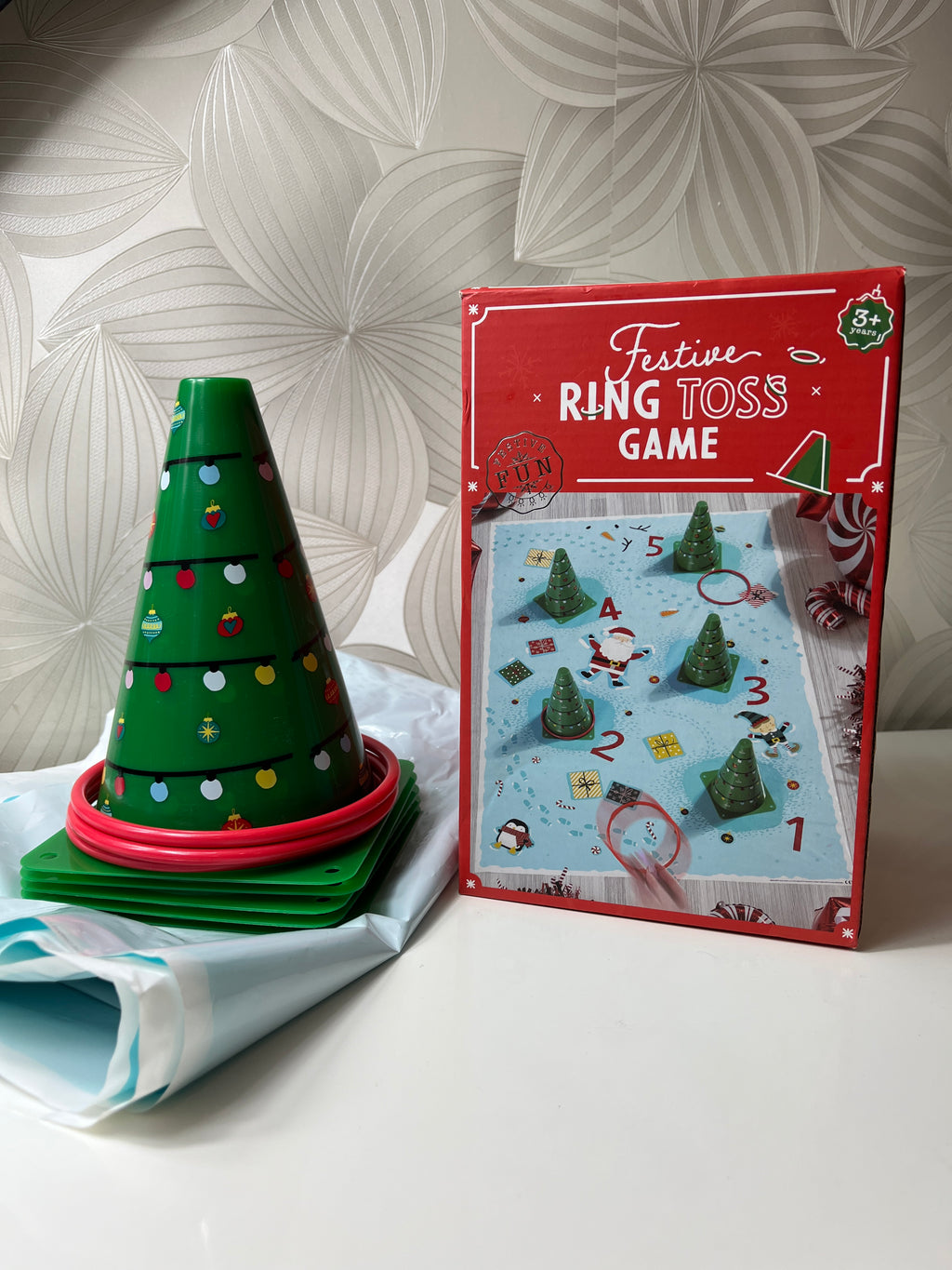 Šventinis žiedų ant eglučių mėtymo žaidimas