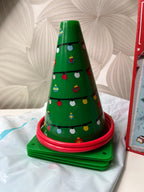 Šventinis žiedų ant eglučių mėtymo žaidimas