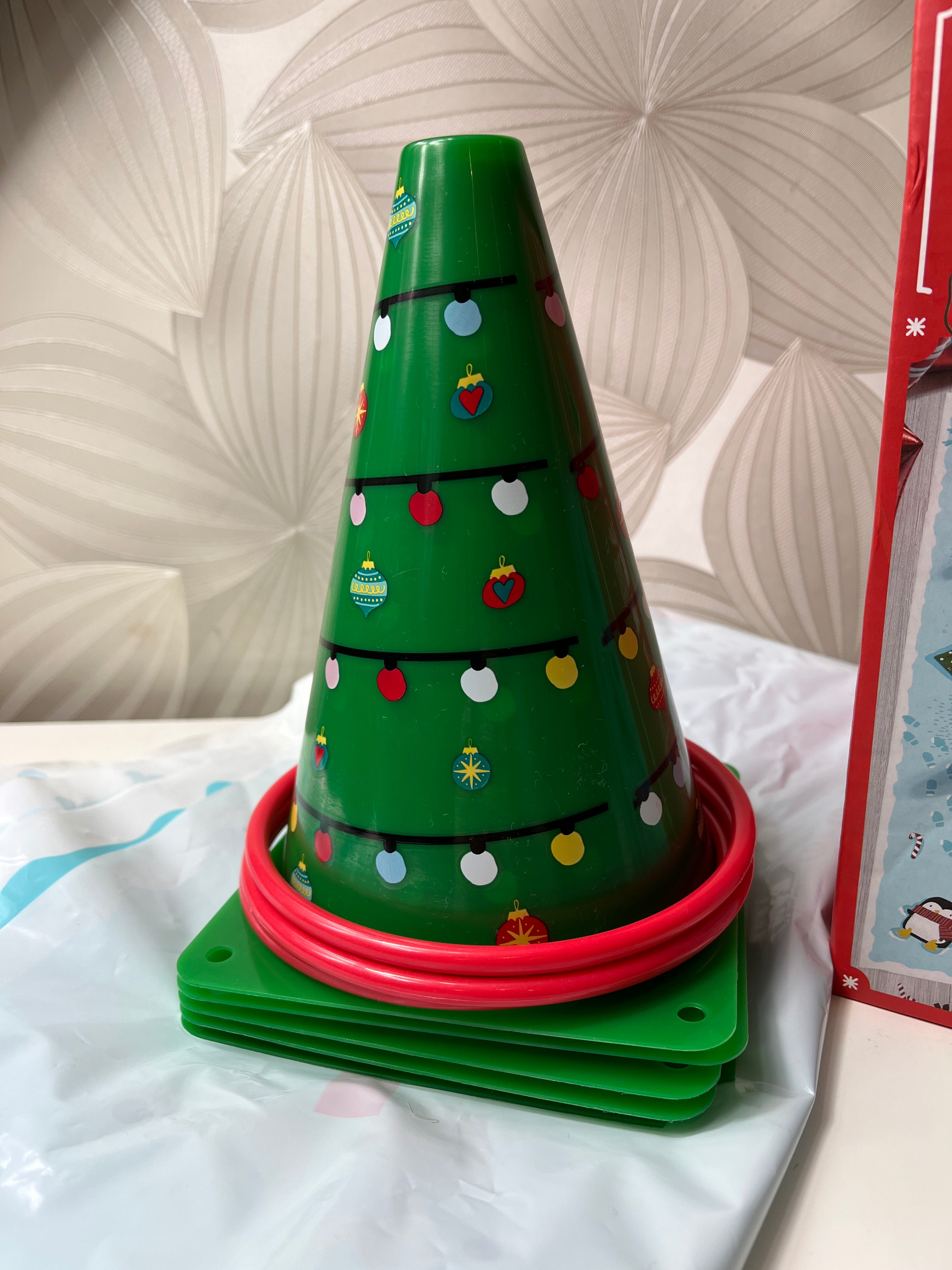 Šventinis žiedų ant eglučių mėtymo žaidimas