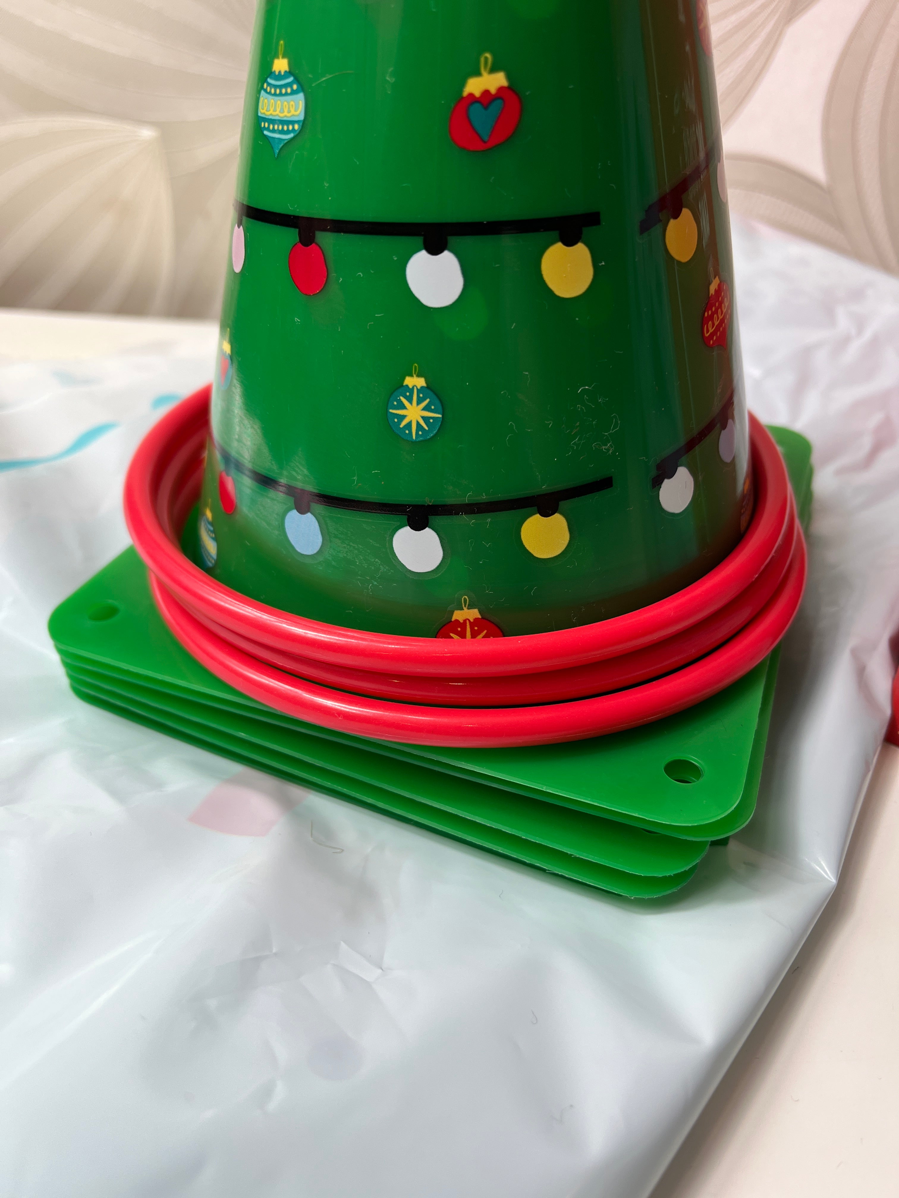 Šventinis žiedų ant eglučių mėtymo žaidimas