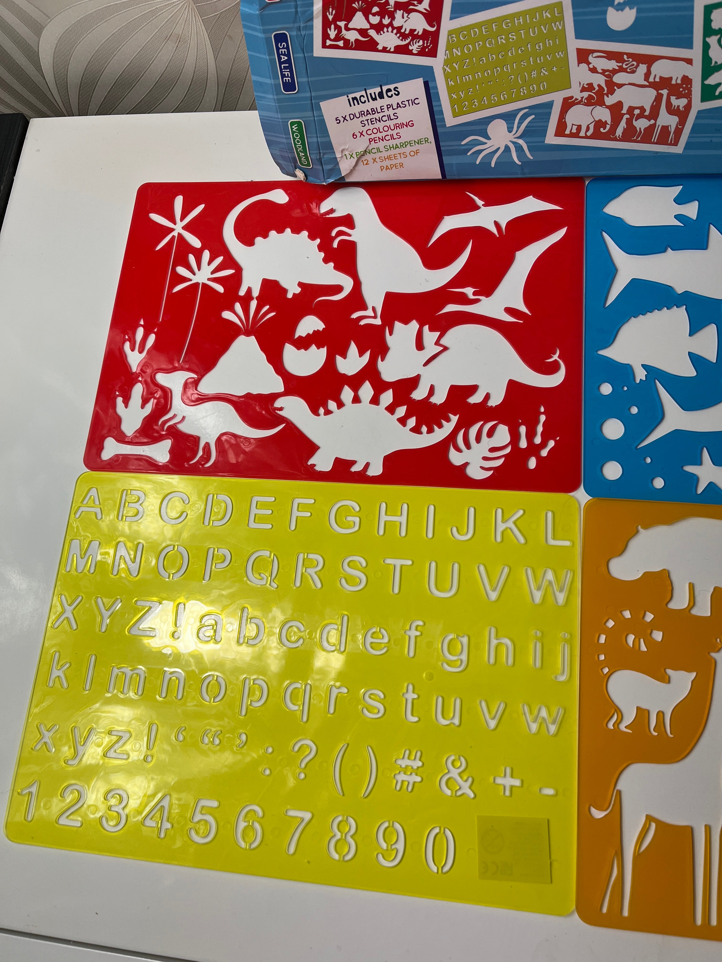 Piešimo formelių „Giant Box of Stencils“ rinkinys