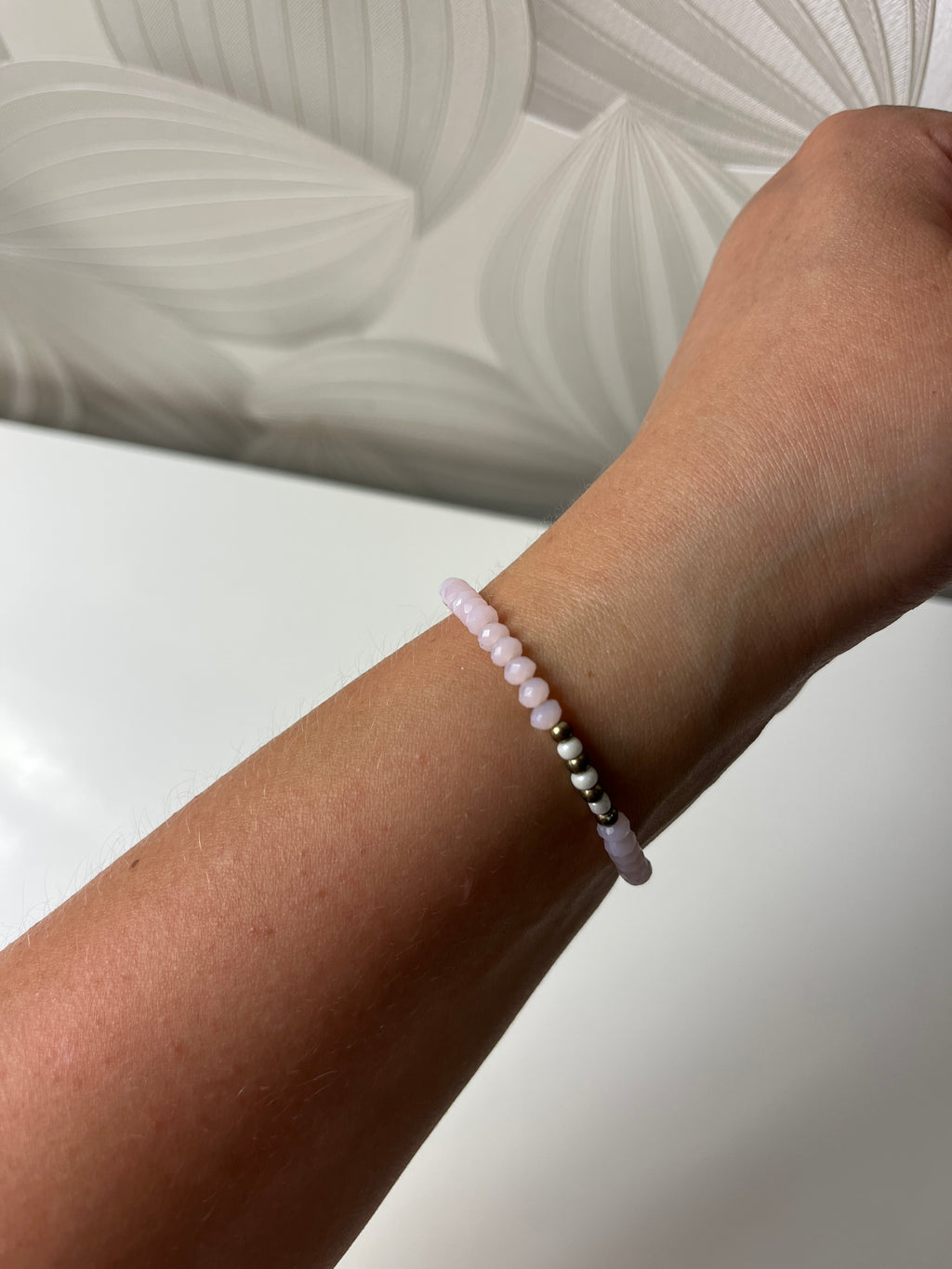 Apyrankė su rožiniais karoliukais