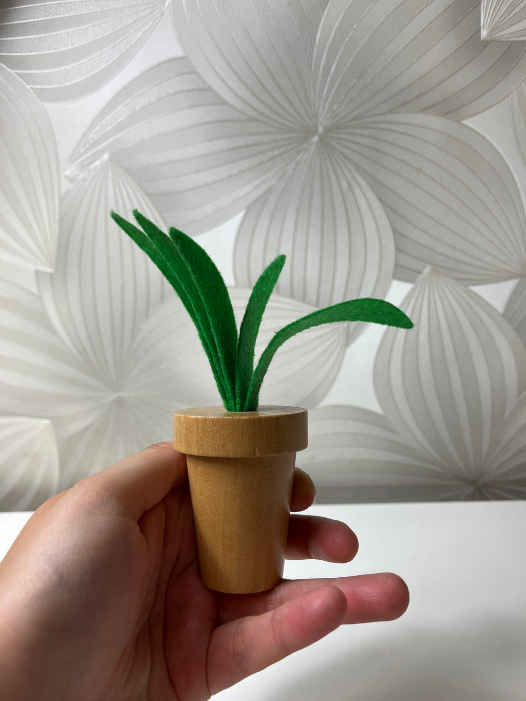 Dekoracija „Medinis vazonėlis su lapais“