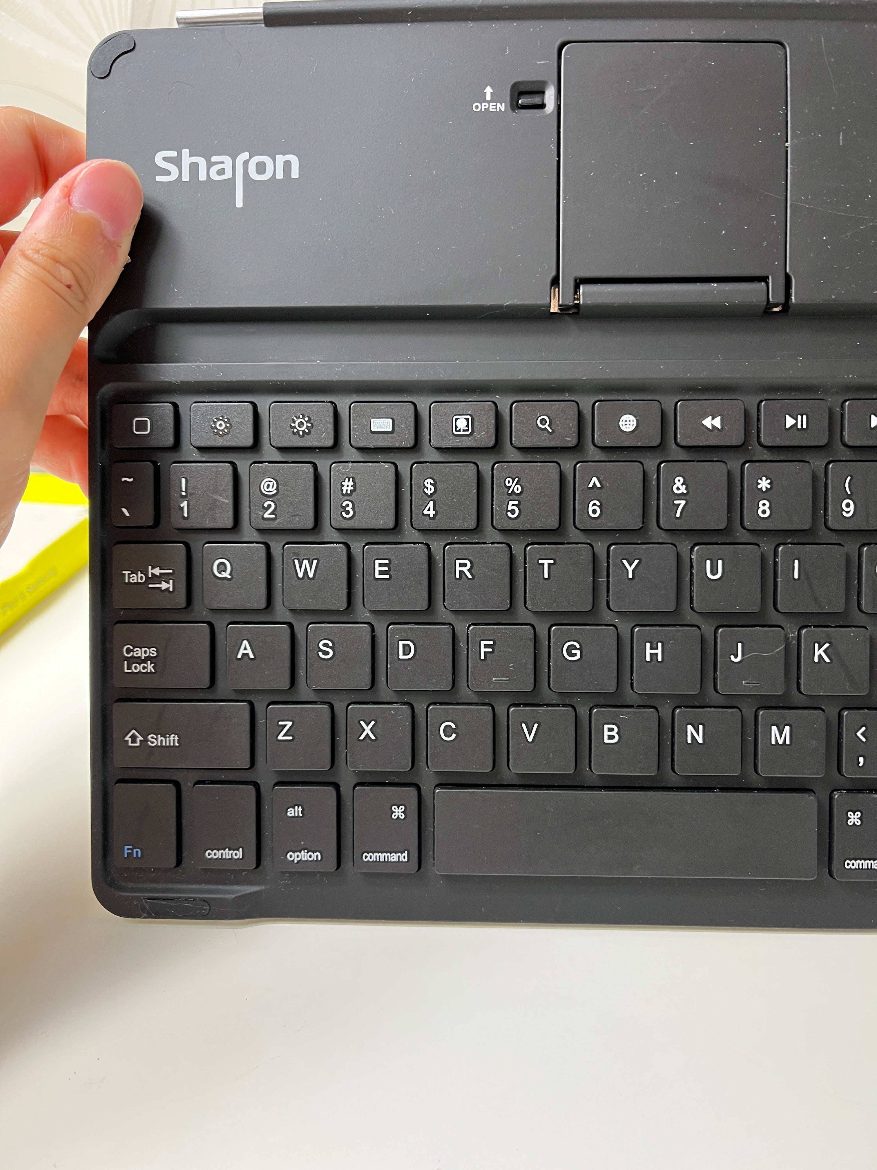 Klaviatūra planšetei „Sharon“ su planšetės laikikliu