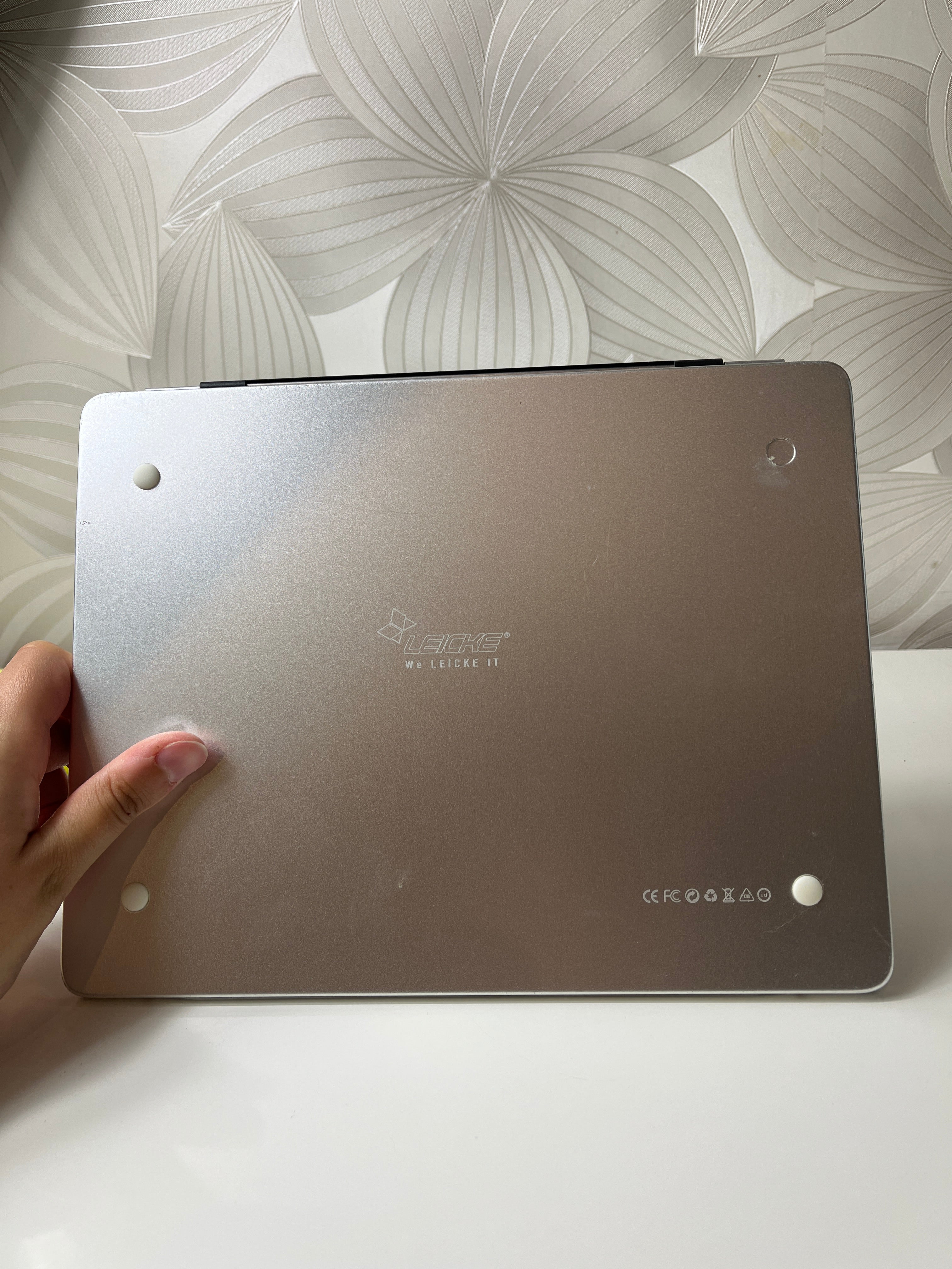 Klaviatūra planšetei „Sharon“ su planšetės laikikliu