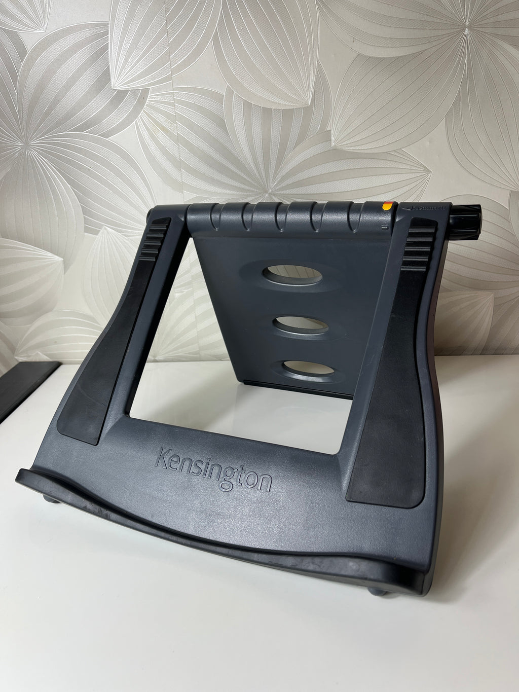 „Kensington“ ergonomiškas nešiojamojo kompiuterio stovas
