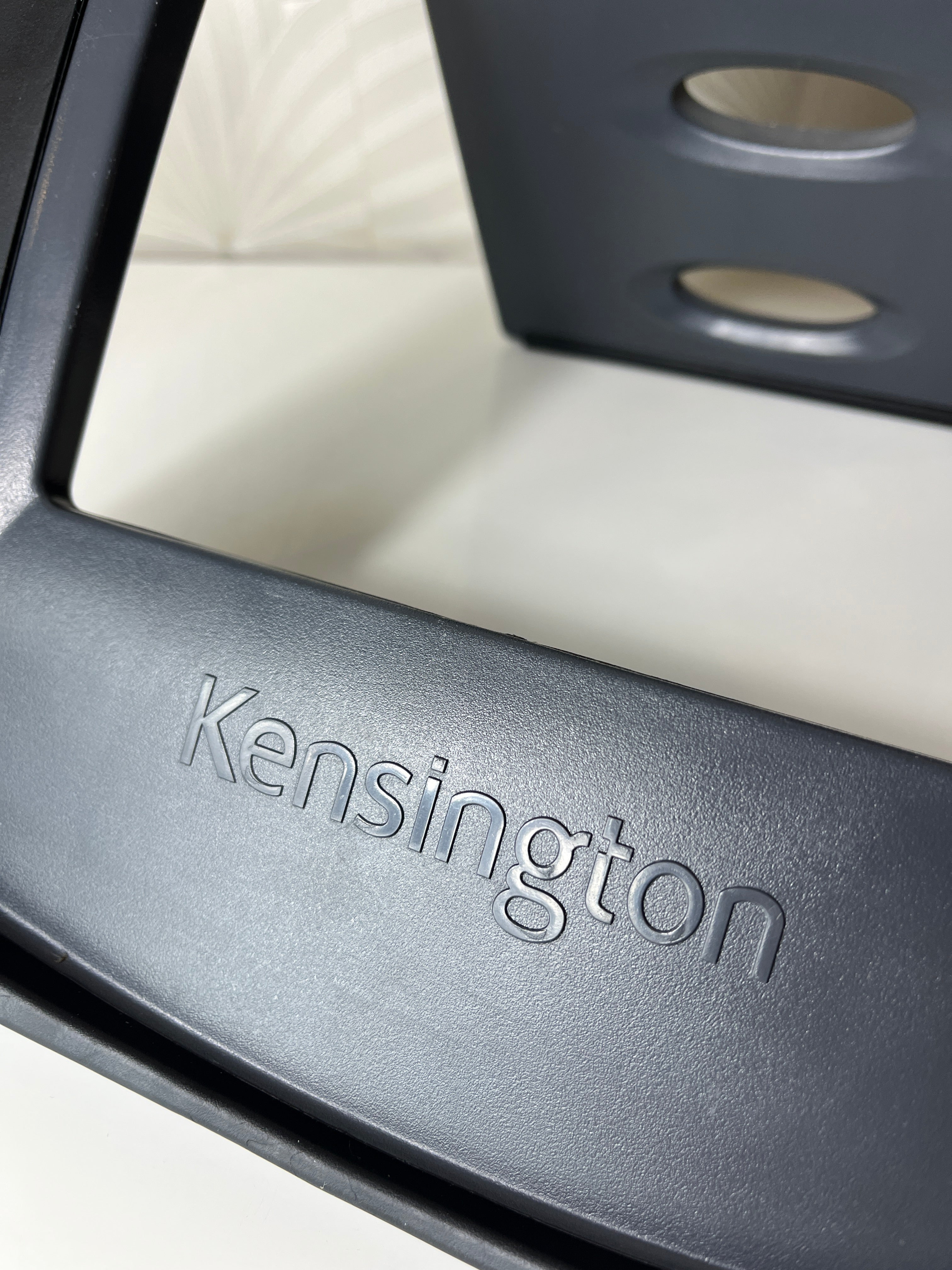 „Kensington“ ergonomiškas nešiojamojo kompiuterio stovas