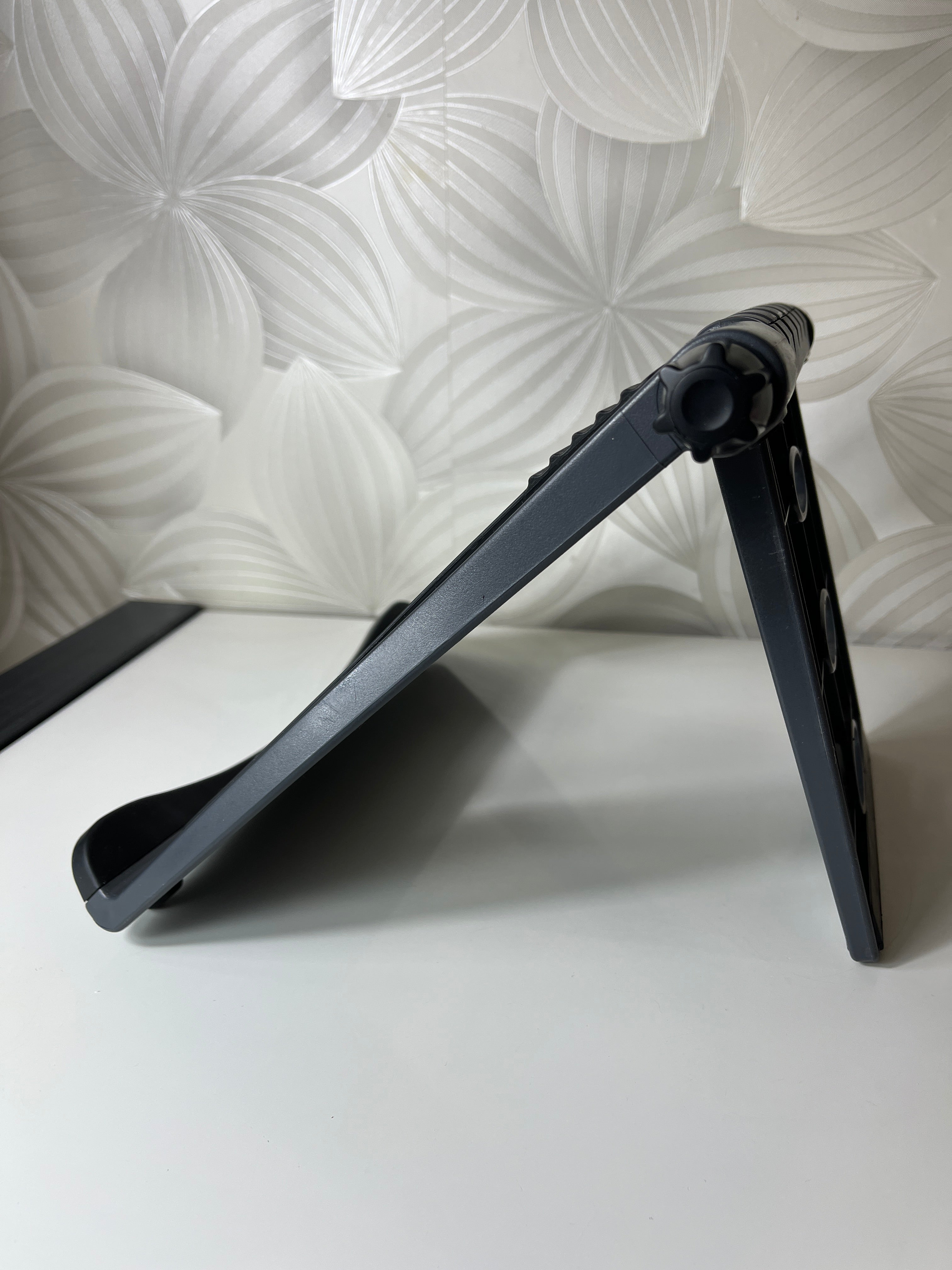 „Kensington“ ergonomiškas nešiojamojo kompiuterio stovas