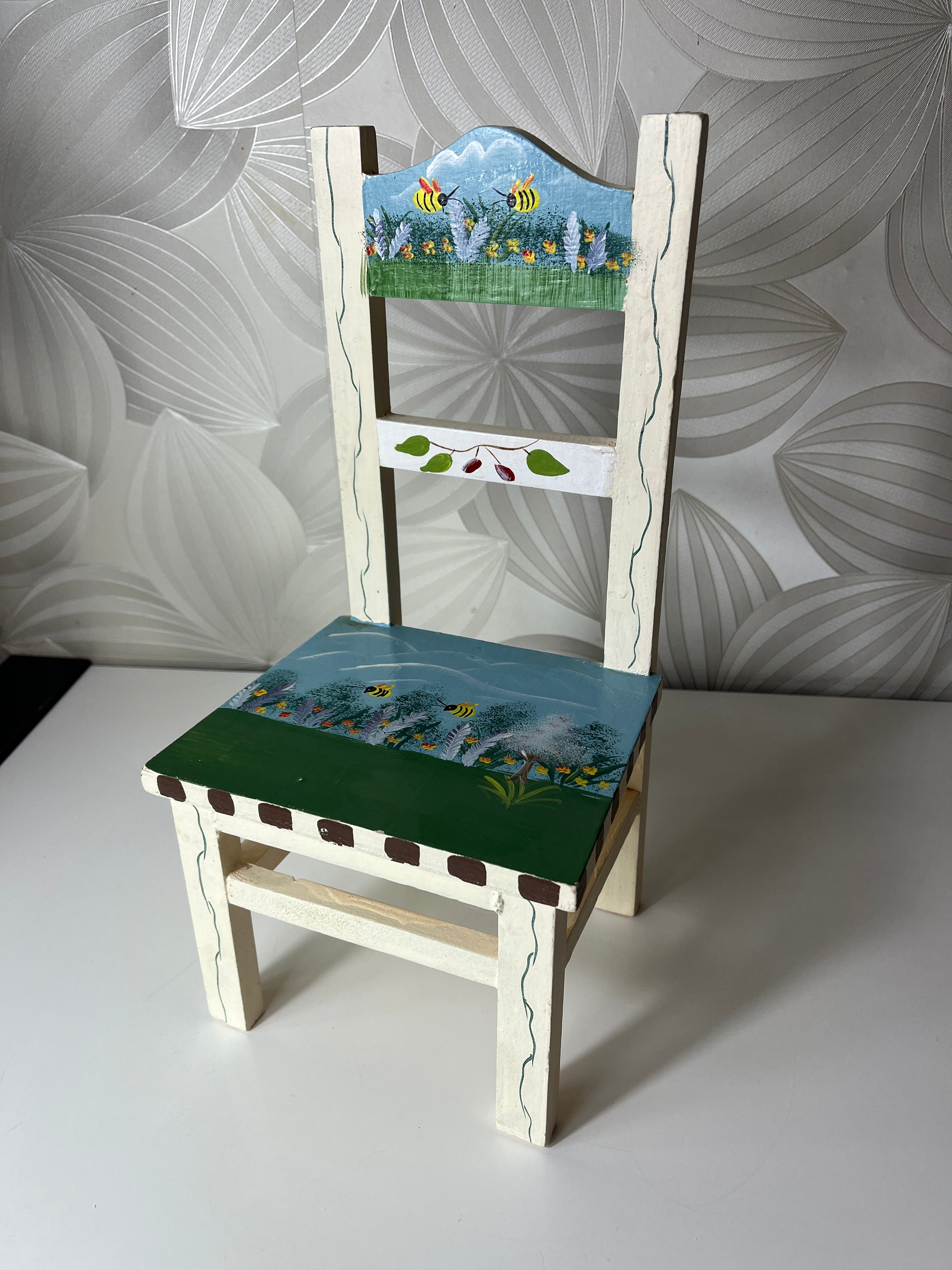 Rankomis dekoruota medinė kėdutė-suvenyras