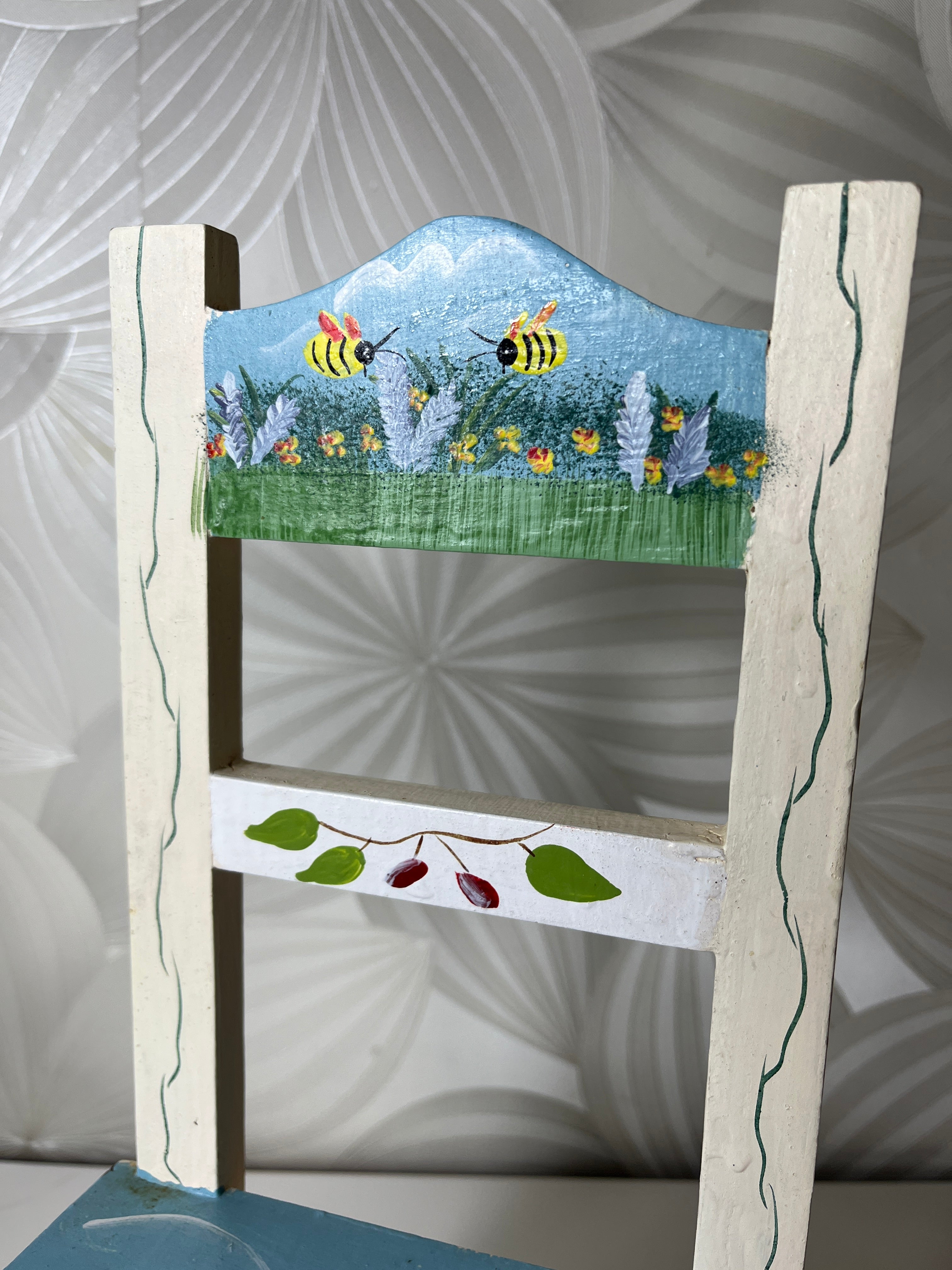 Rankomis dekoruota medinė kėdutė-suvenyras