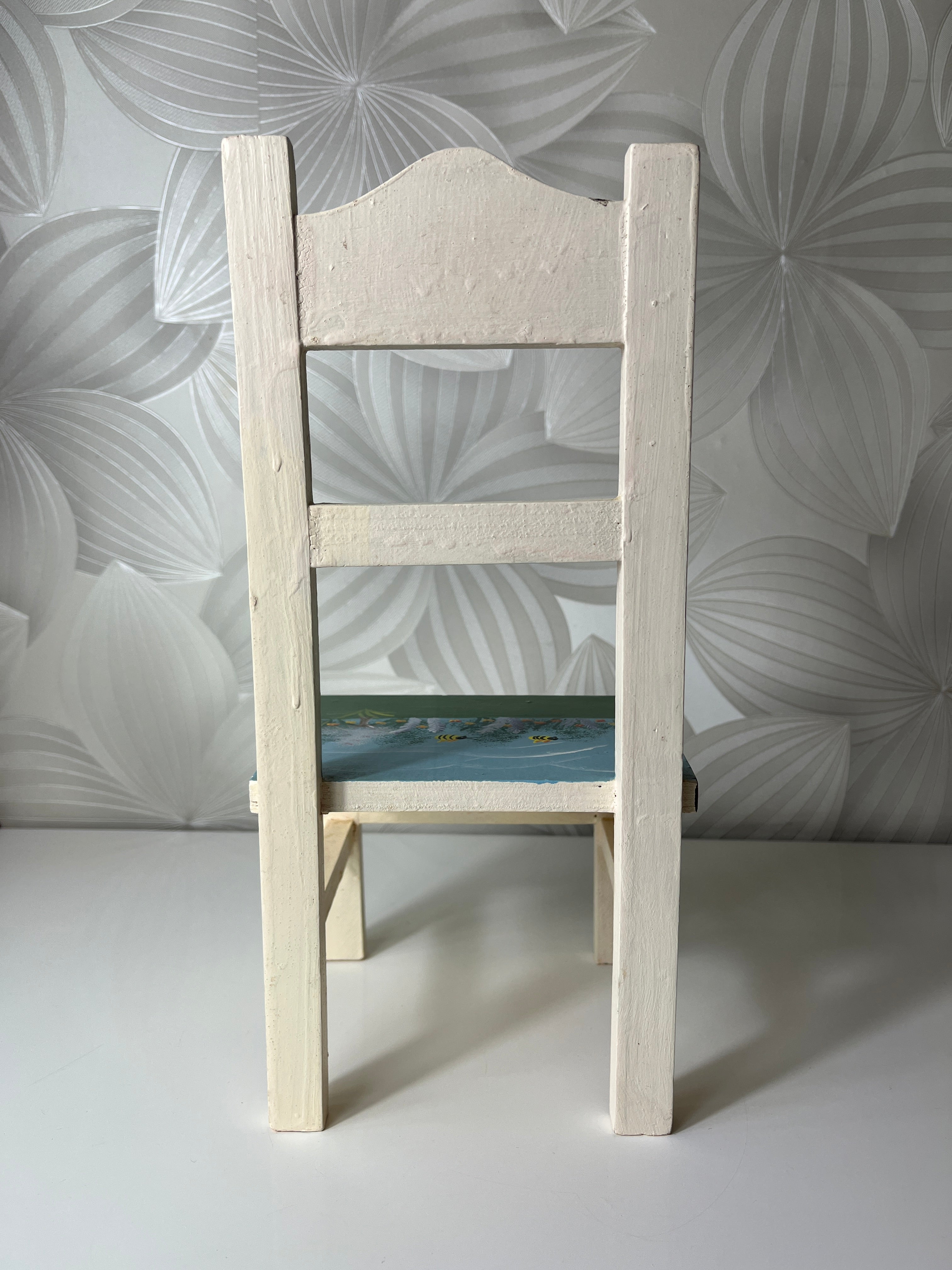 Rankomis dekoruota medinė kėdutė-suvenyras