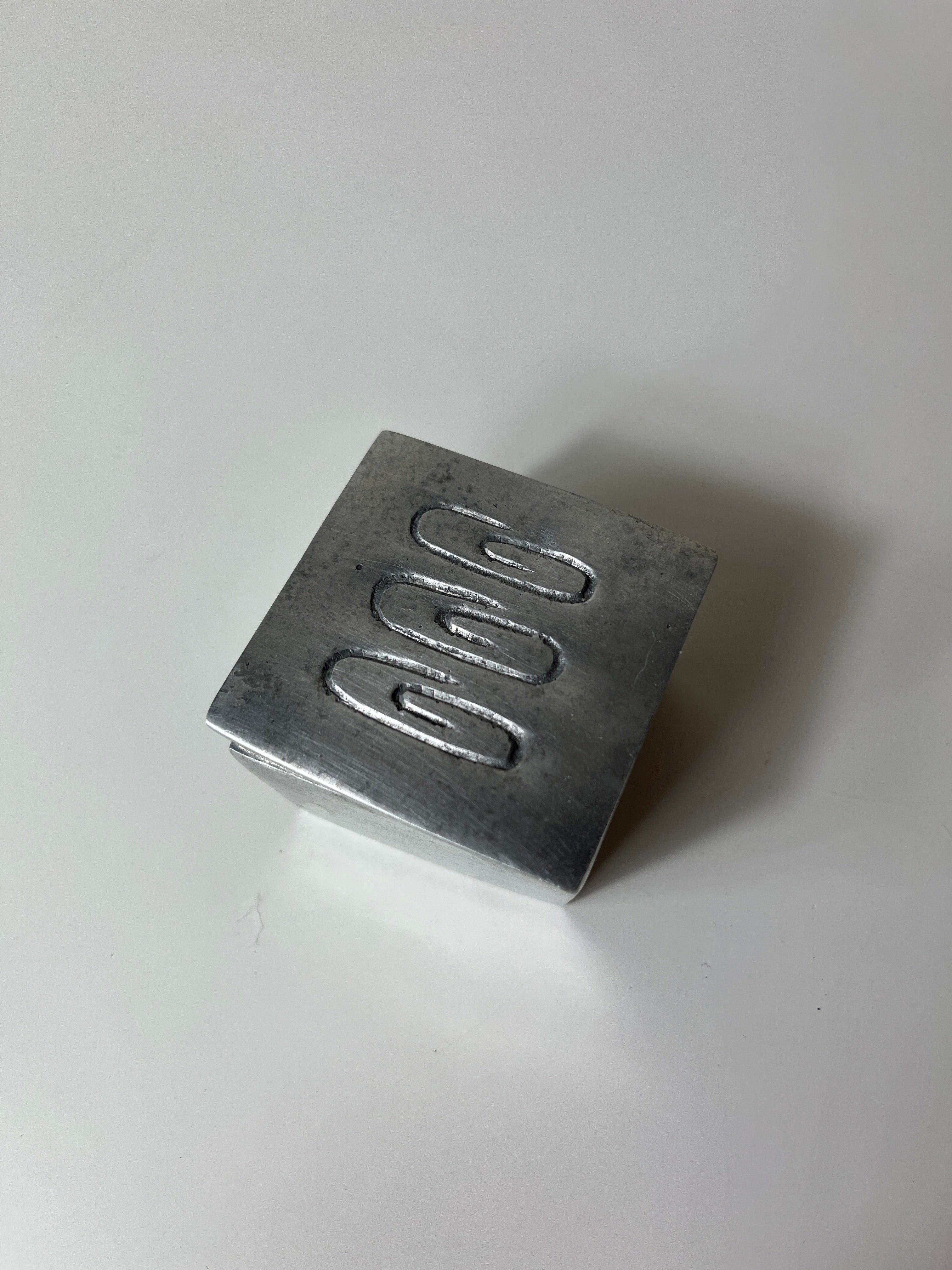 Metalinė dėžutė smulkmenoms