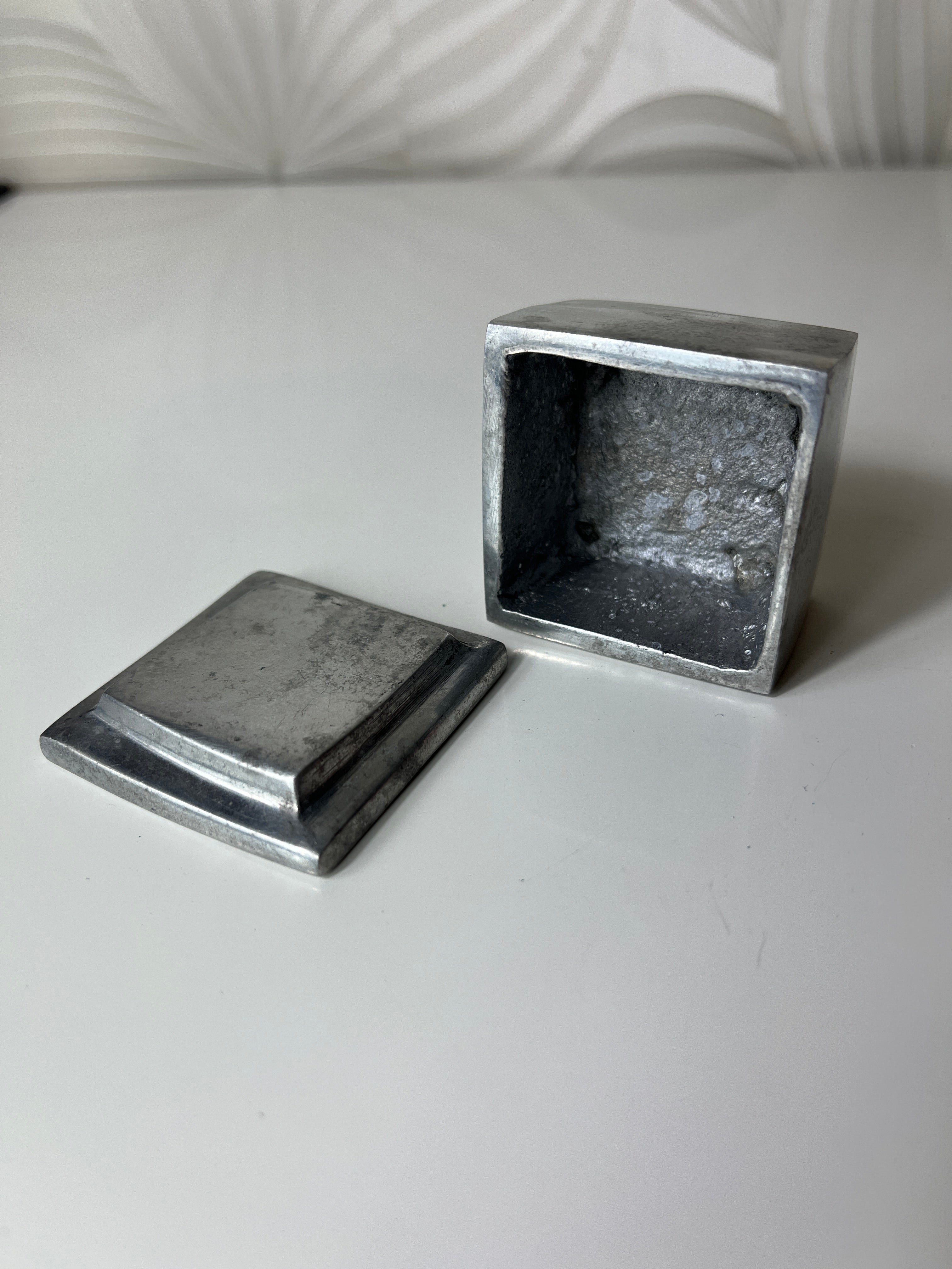 Metalinė dėžutė smulkmenoms