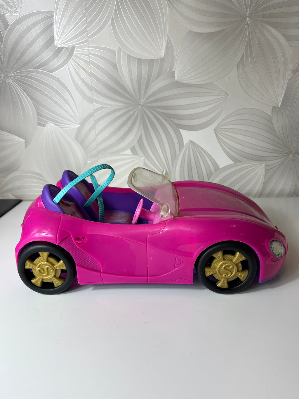 Rožinis kabrioletas - automobilis lėlėms