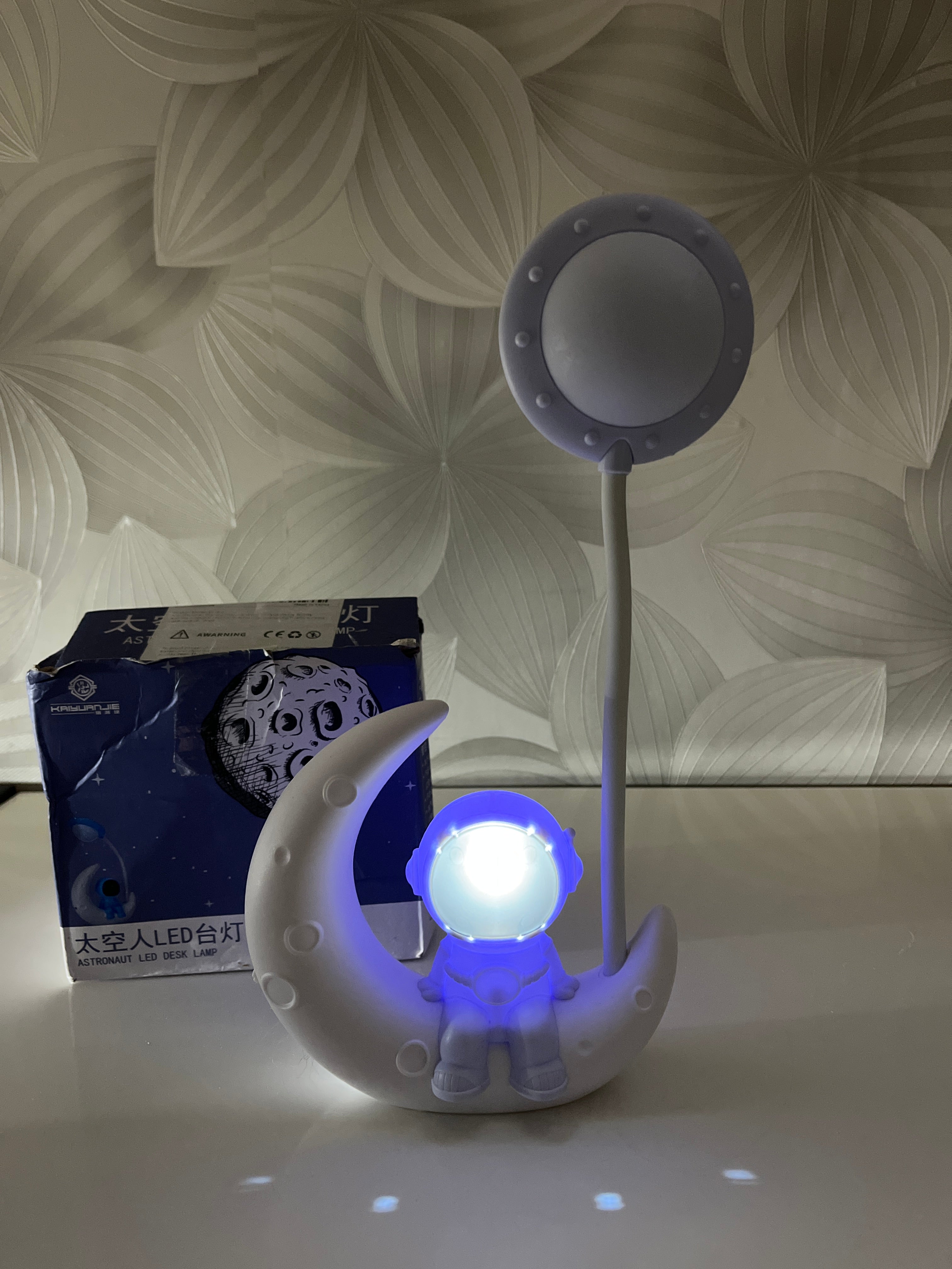 Astronautas – naktinė LED lemputė