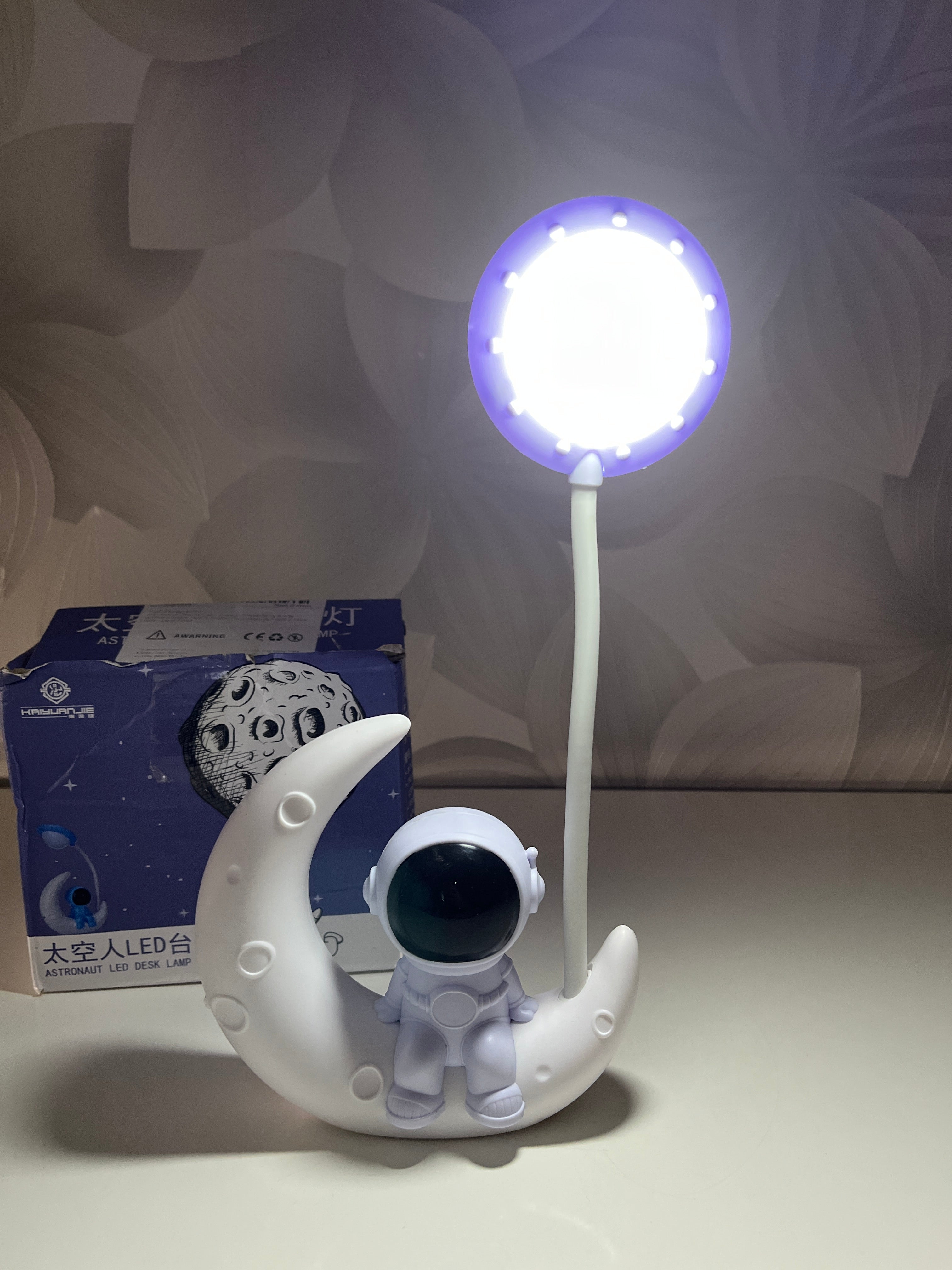 Astronautas – naktinė LED lemputė