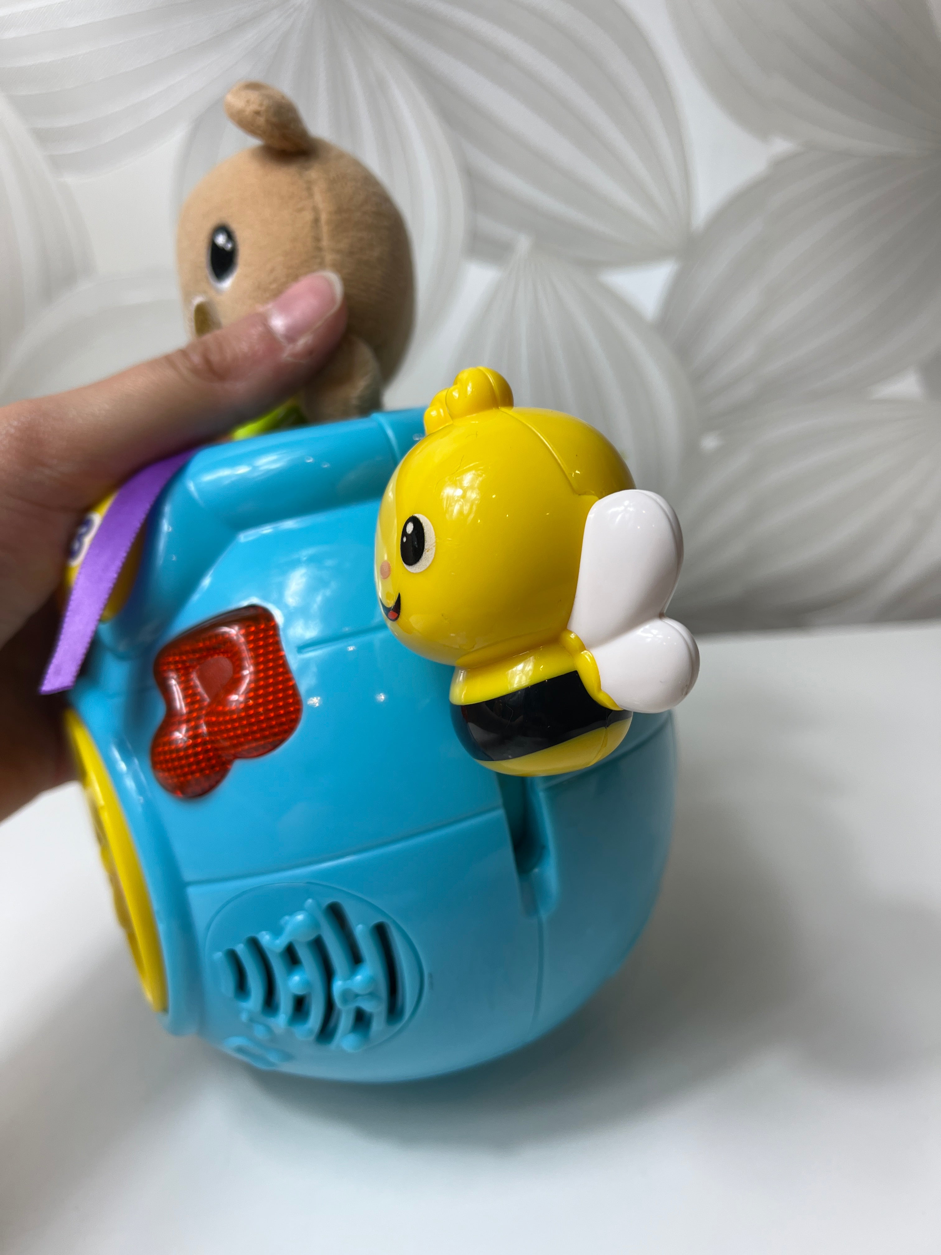 Lavinamasis „VTech“ meškučio žaislas su bitute