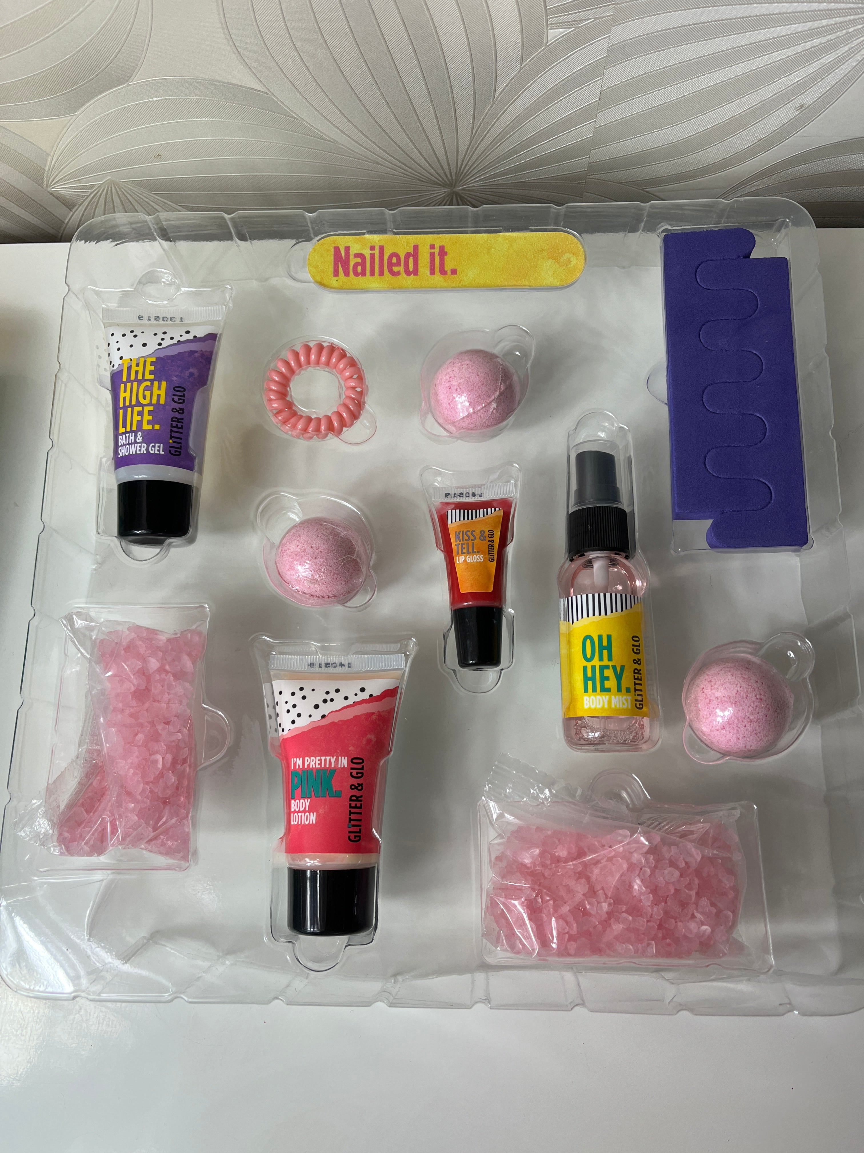 Advento kalendorius su kosmetikos priemonėmis