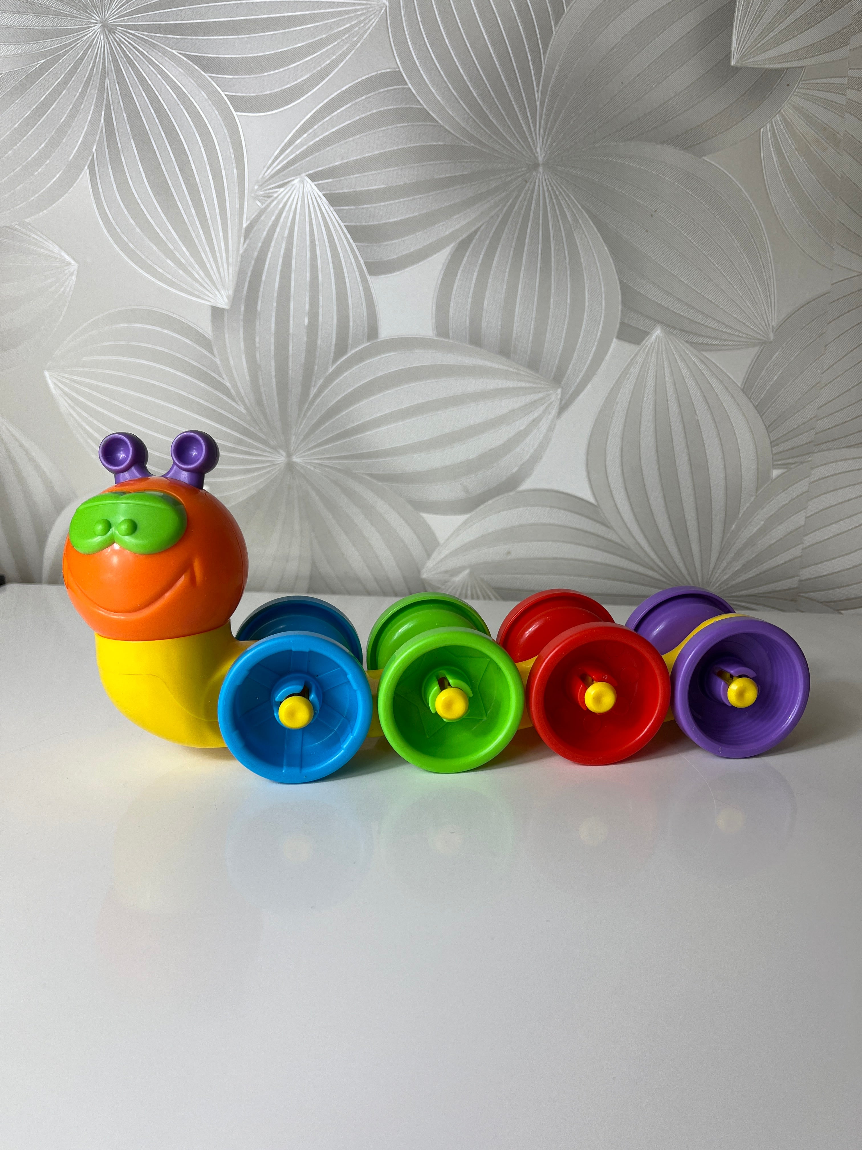 Spalvingas vikšras su ratais