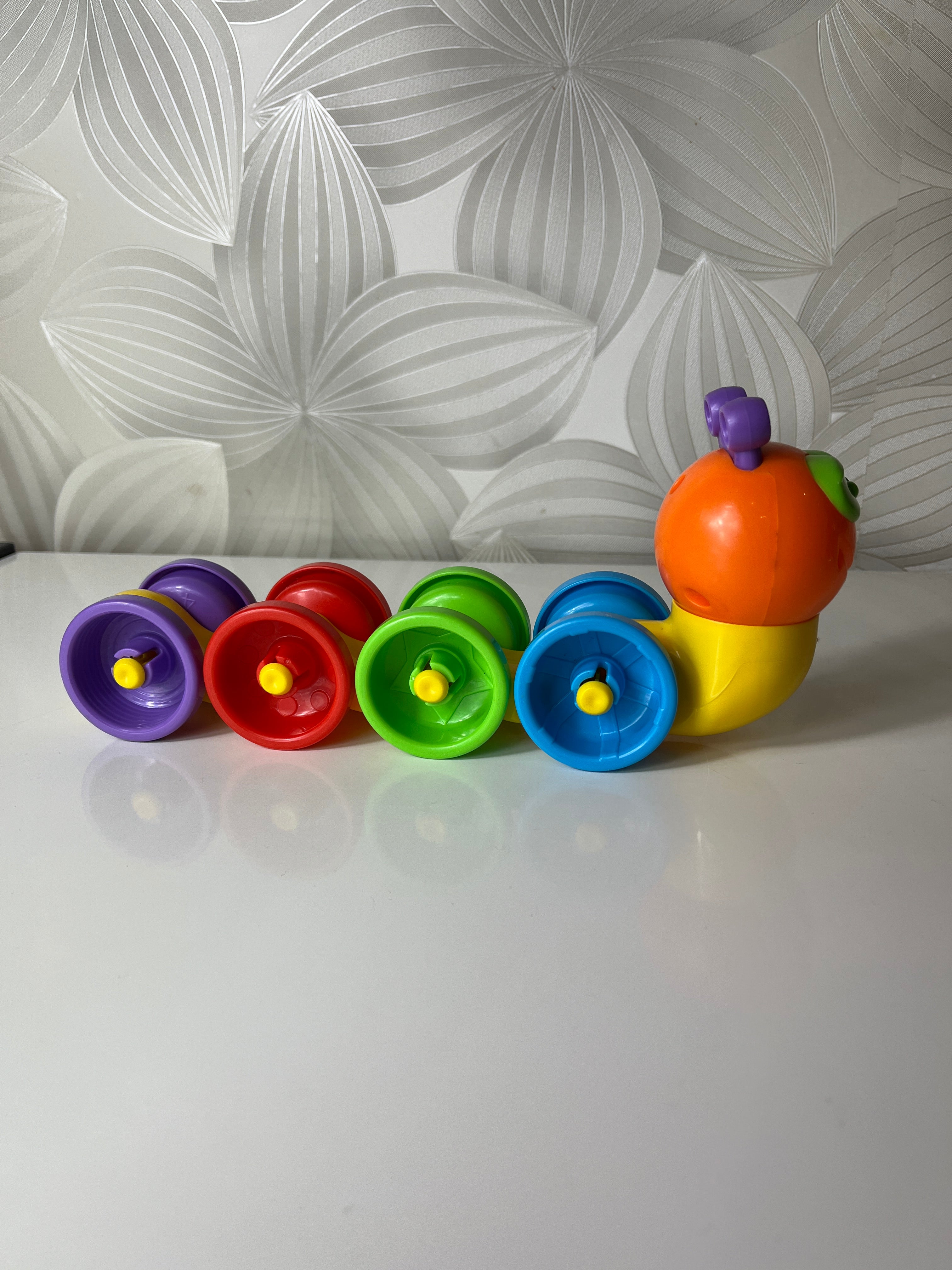 Spalvingas vikšras su ratais