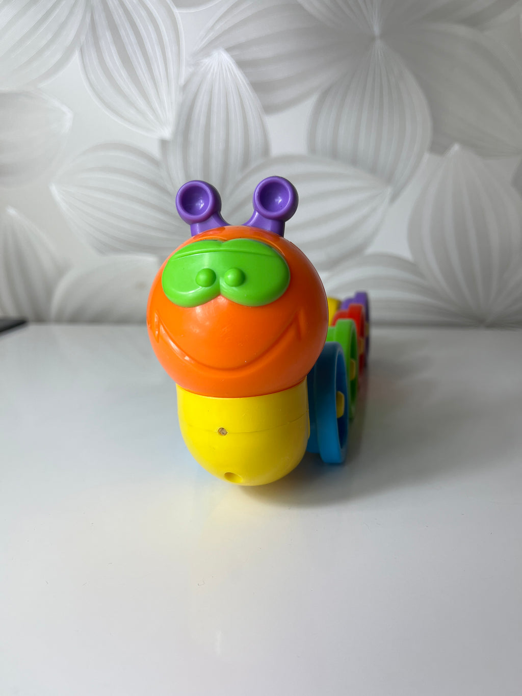 Spalvingas vikšras su ratais