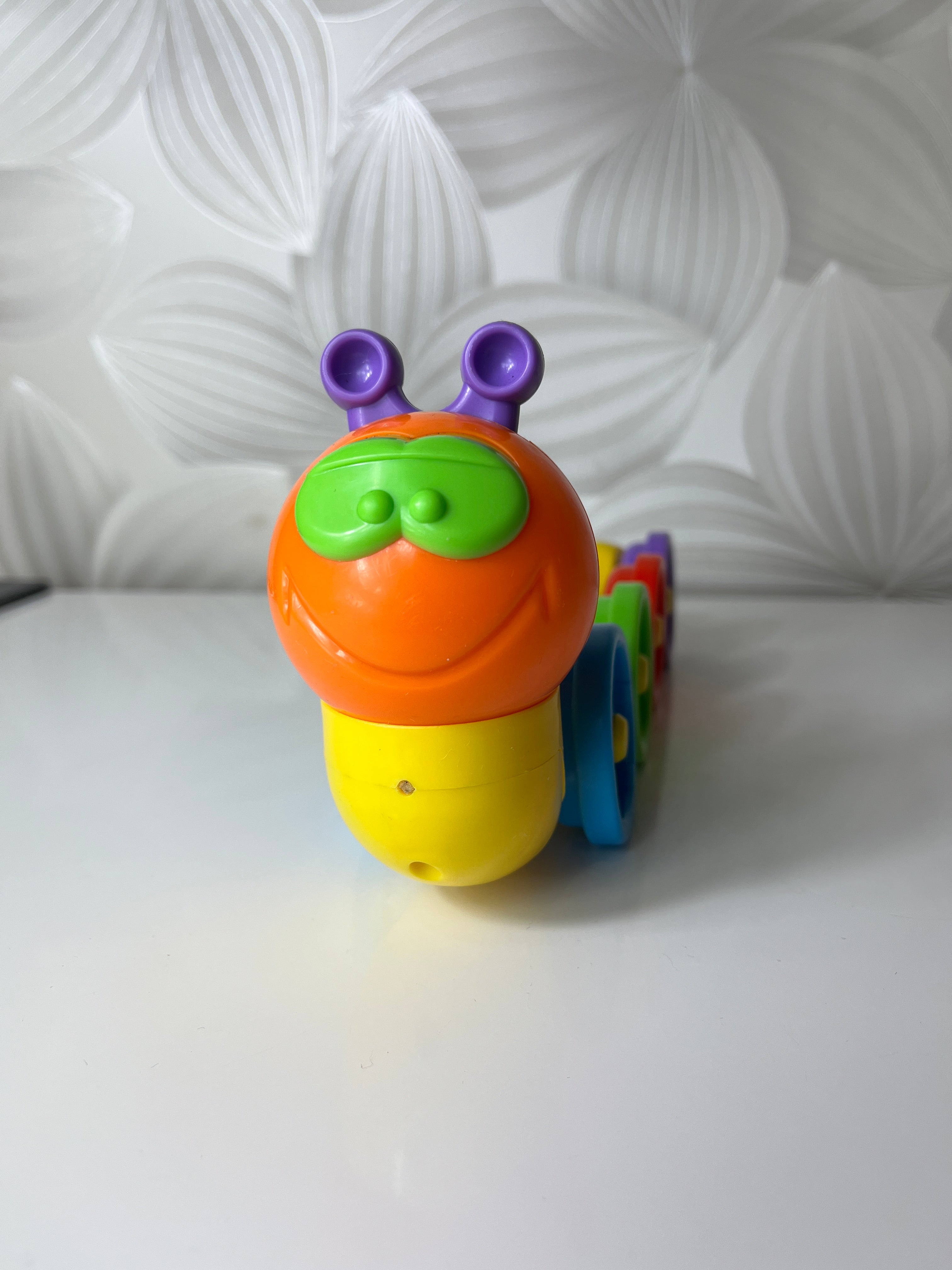 Spalvingas vikšras su ratais