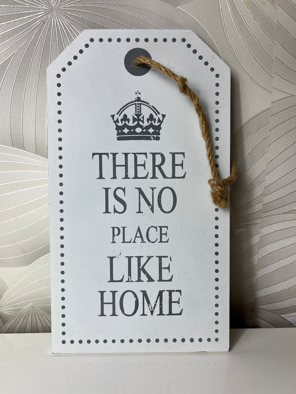 Medinė dekoracija „There is no place like home“